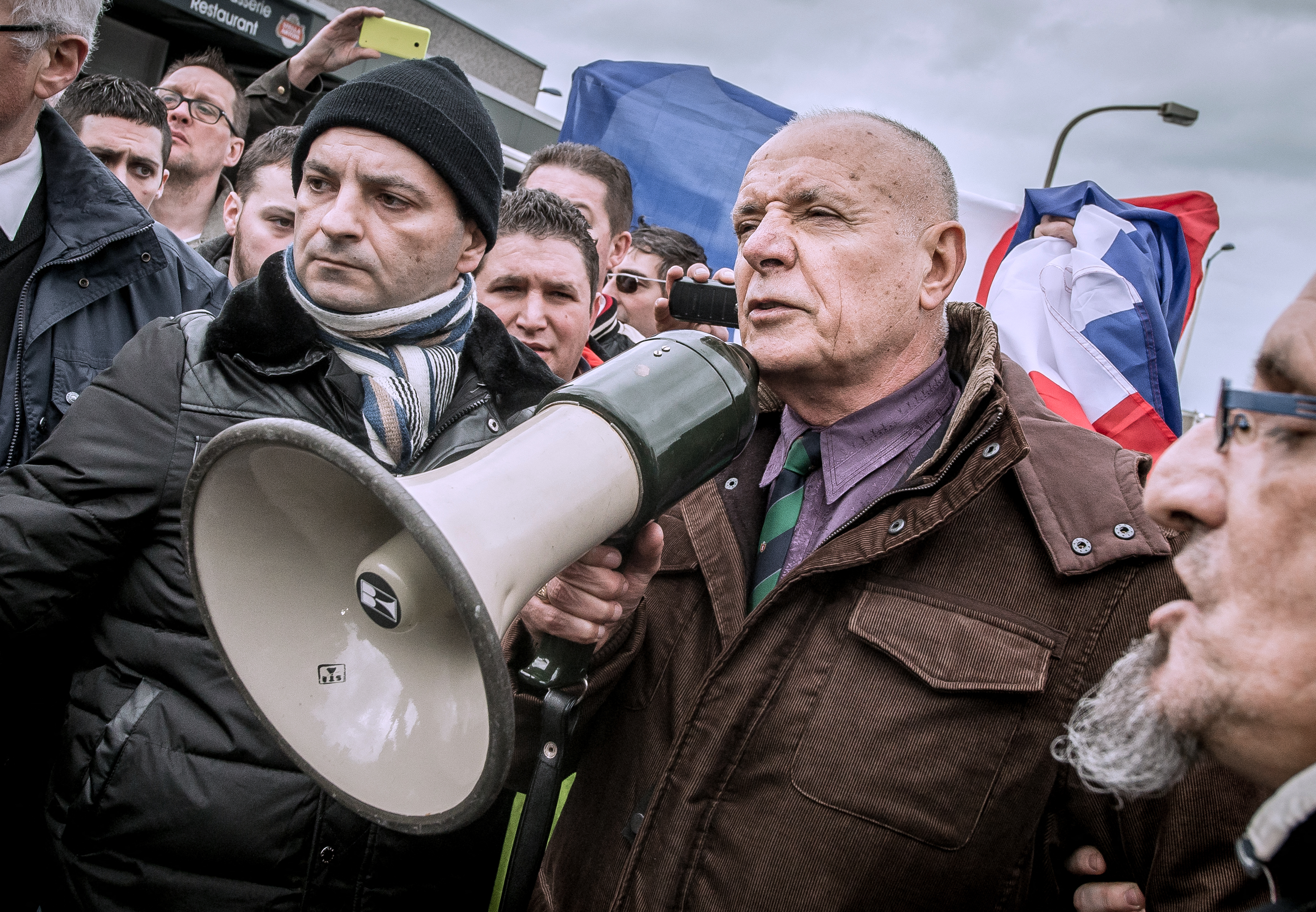 Christian Piquemal, ici au centre lors d'une manifestation interdite à Calais en 2016, fait partie des signataires. AFP/Philippe Huguen