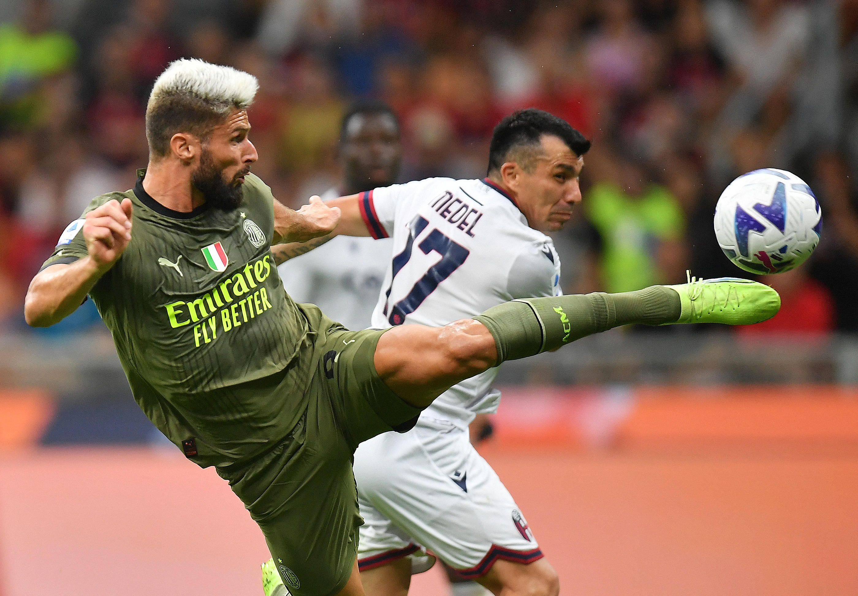 Avec ce but acrobatique contre Bologne, Olivier Giroud a ouvert son compteur pour la saison 2022-2023. REUTERS/Daniele Mascolo