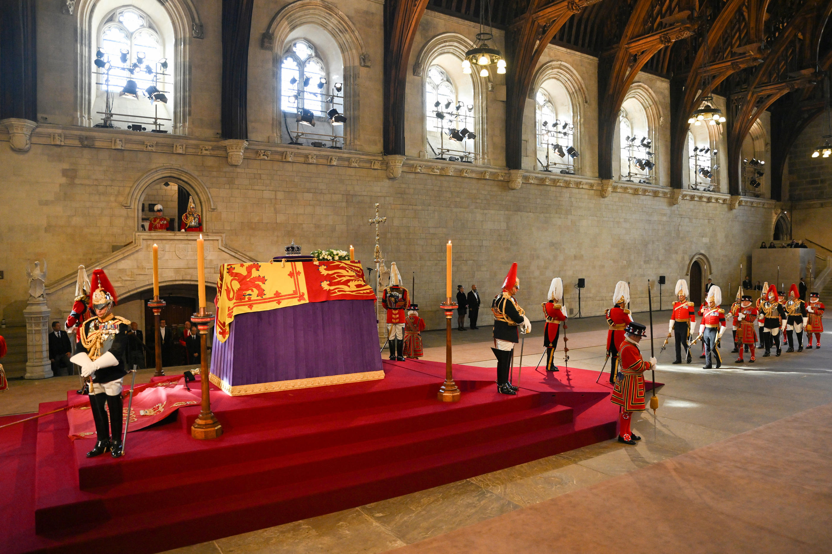 Les gardes autour du cercueil d'Elizabeth II se relaient régulièrement. Reuters/David Ramos