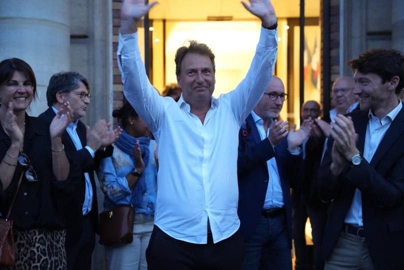 Saint-Maur-des-Fossés, ce dimanche soir. Sylvain Berrios (LR), maire de Saint-Maur, va retrouver les bancs de l'Assemblée nationale grâce à cette élection sur la 1re circonscription.