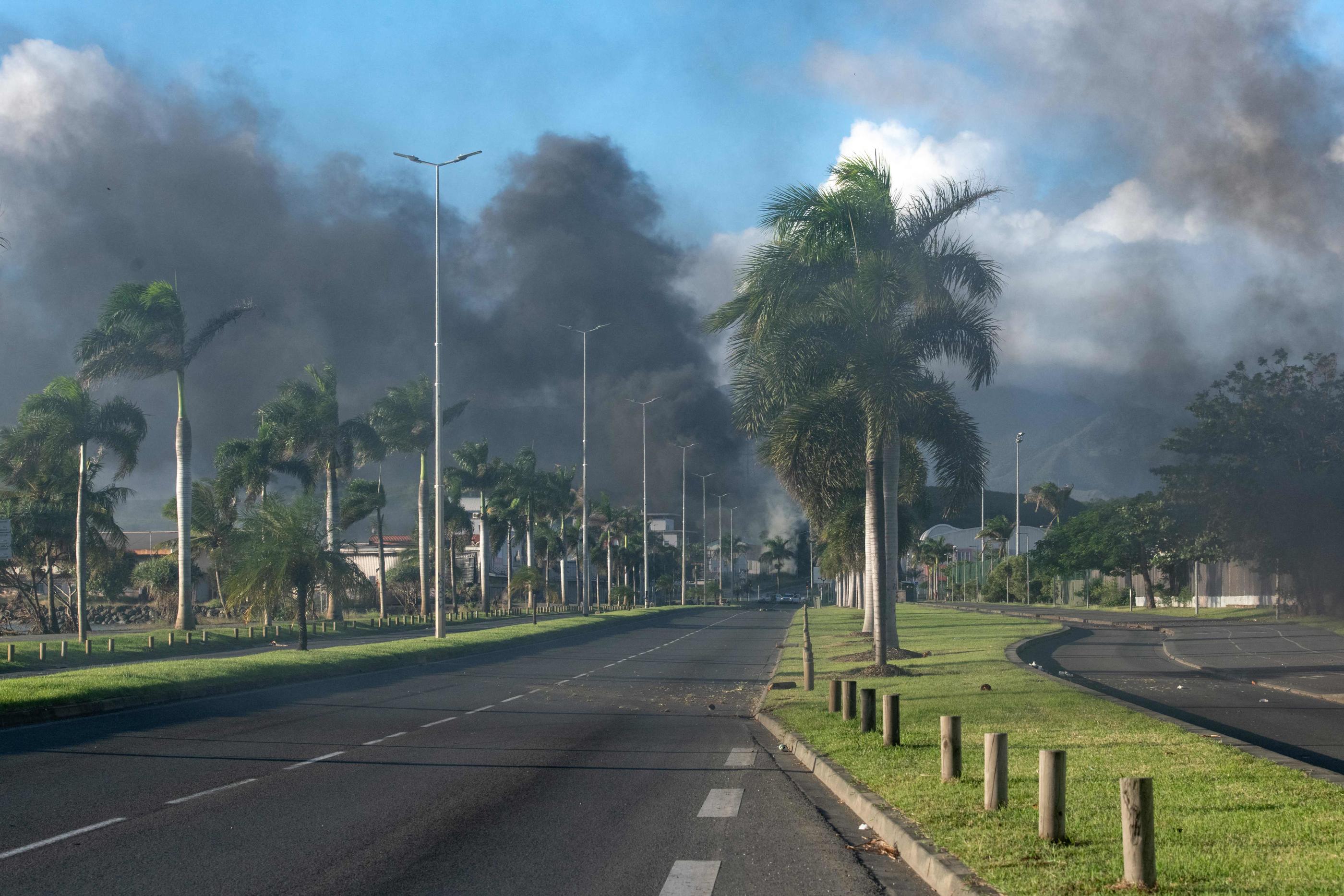 La fumée des incendies allumés par des émeutiers s'élève à la périphérie de Nouméa le 16 mai 2024. AFP/Delphine Mayeur