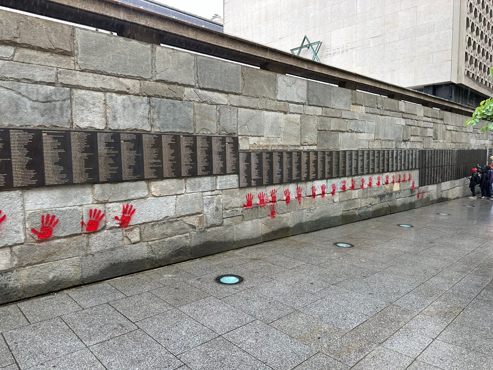 Dans la nuit du 13 au 14 mai, le Mur des Justes à Paris a été tagué de mains rouges. L'édifice a été érigé en l'honneur de près de 4 000 personnes ayant sauvé des personnes de confession juive pendant la Seconde guerre mondiale. ©Mairie de Paris Centre