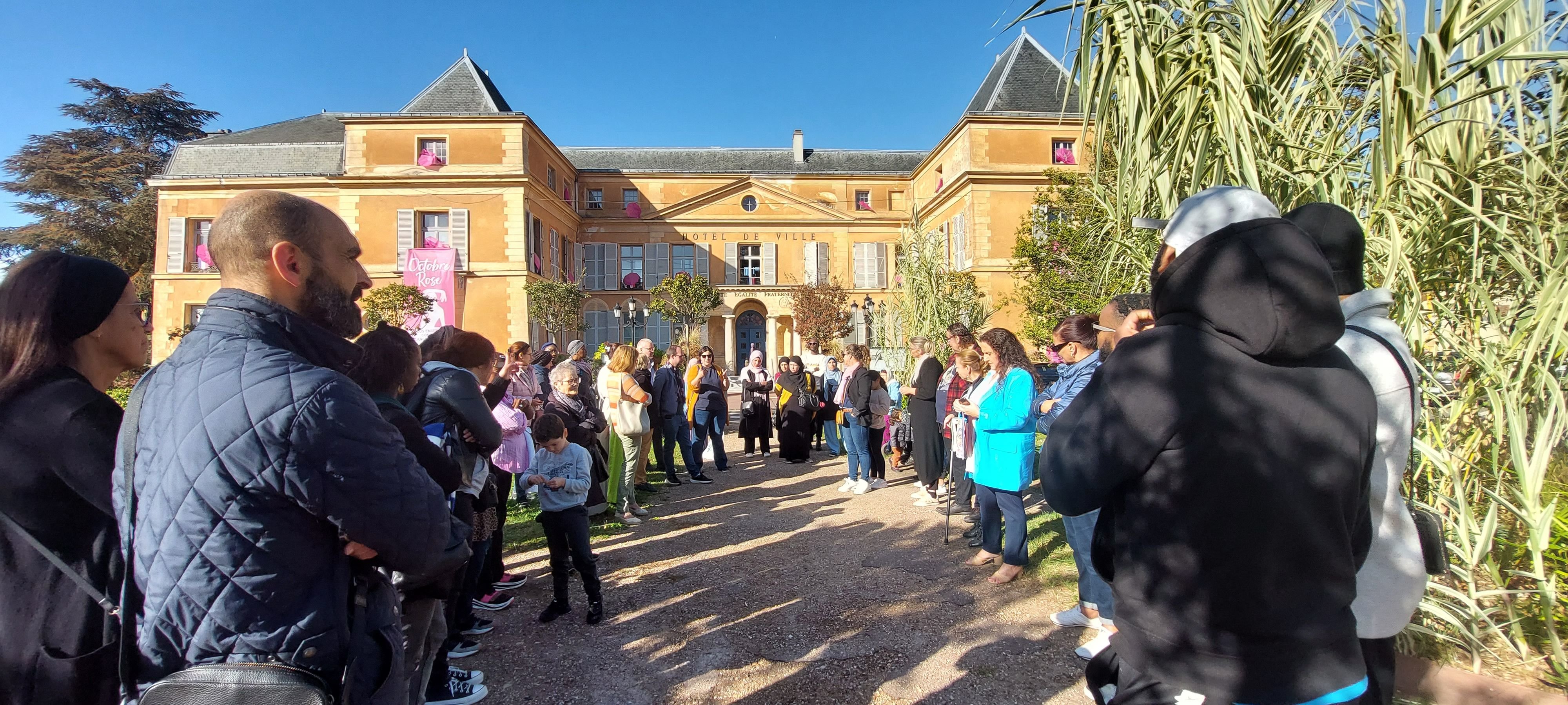 Clichy-sous-Bois, samedi 14 octobre. Parents, habitants et employés se sont mobilisés devant la mairie pour la sauvegarde du centre social intercommunal de la Dhuys (CSID). LP/C.G.