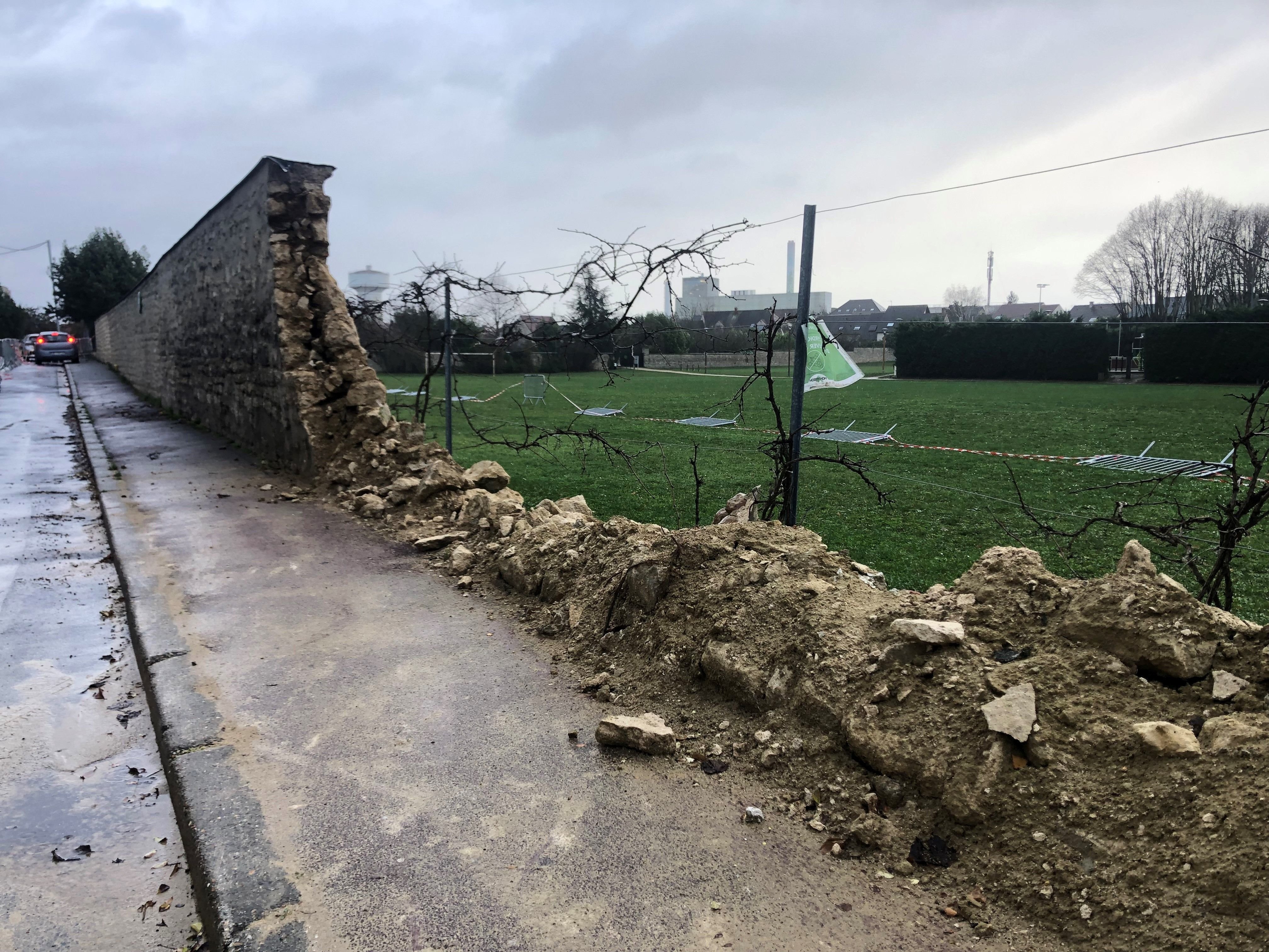 Montesson (Yvelines), ce mercredi. Ce long mur probablement construit à la fin du XIXe siècle s'était brusquement effondré il y a trois semaines tandis que deux adolescents empruntaient le trottoir.