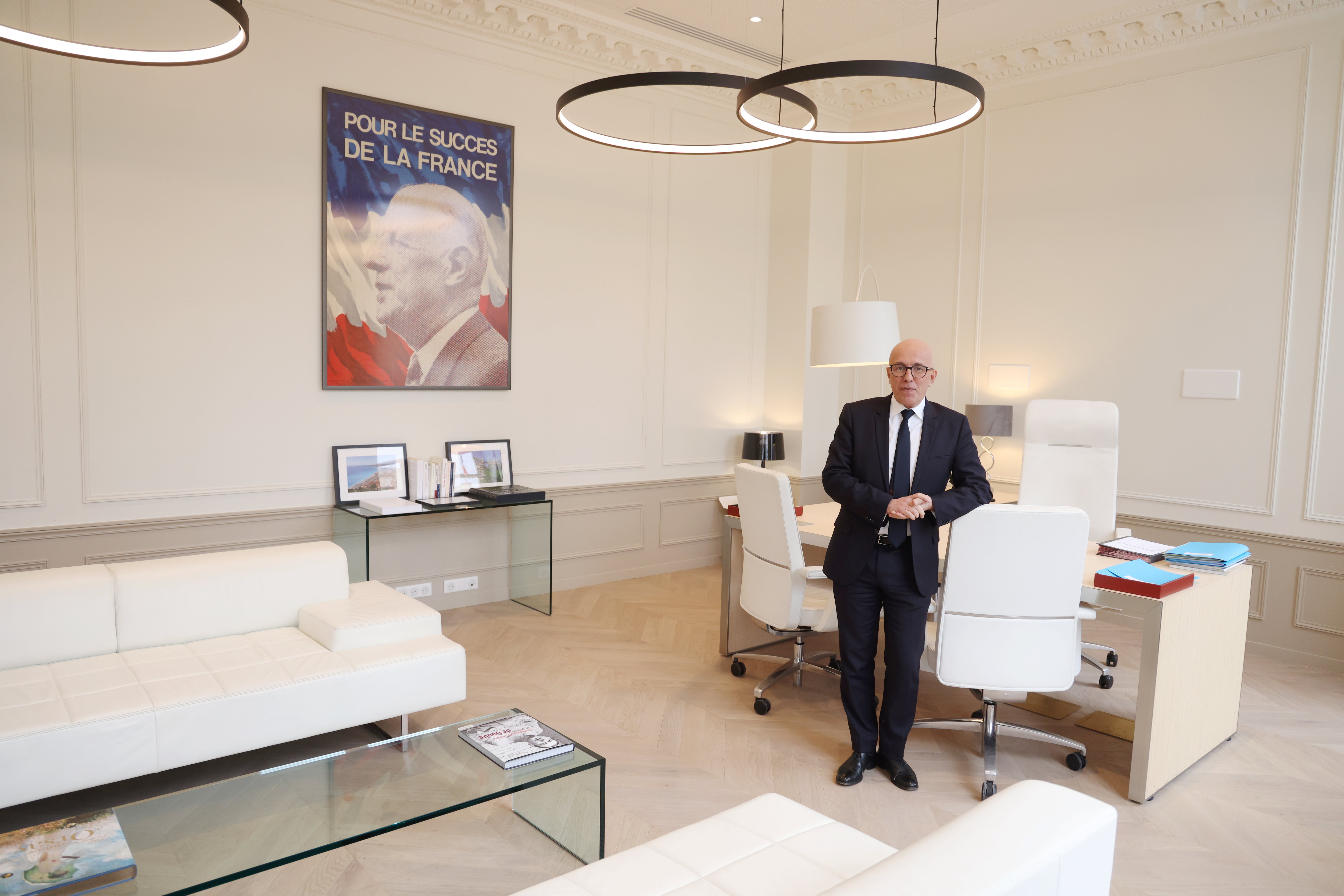 Paris, le 5 mars 2024. Le président LR Eric Ciotti dans son bureau, où trône une grande affiche du général de Gaulle. LP/Jean-Baptiste Quentin