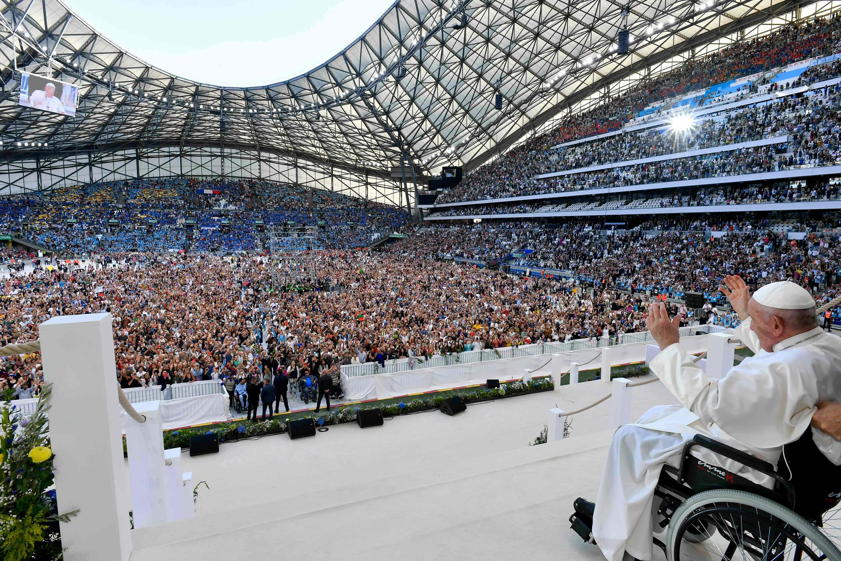 Lors de sa messe au stade Vélodrome, au second jour de sa visite à Marseille, le pape François a souligné l’importance d’entendre le « cri des pauvres » AFP/Vatican Media