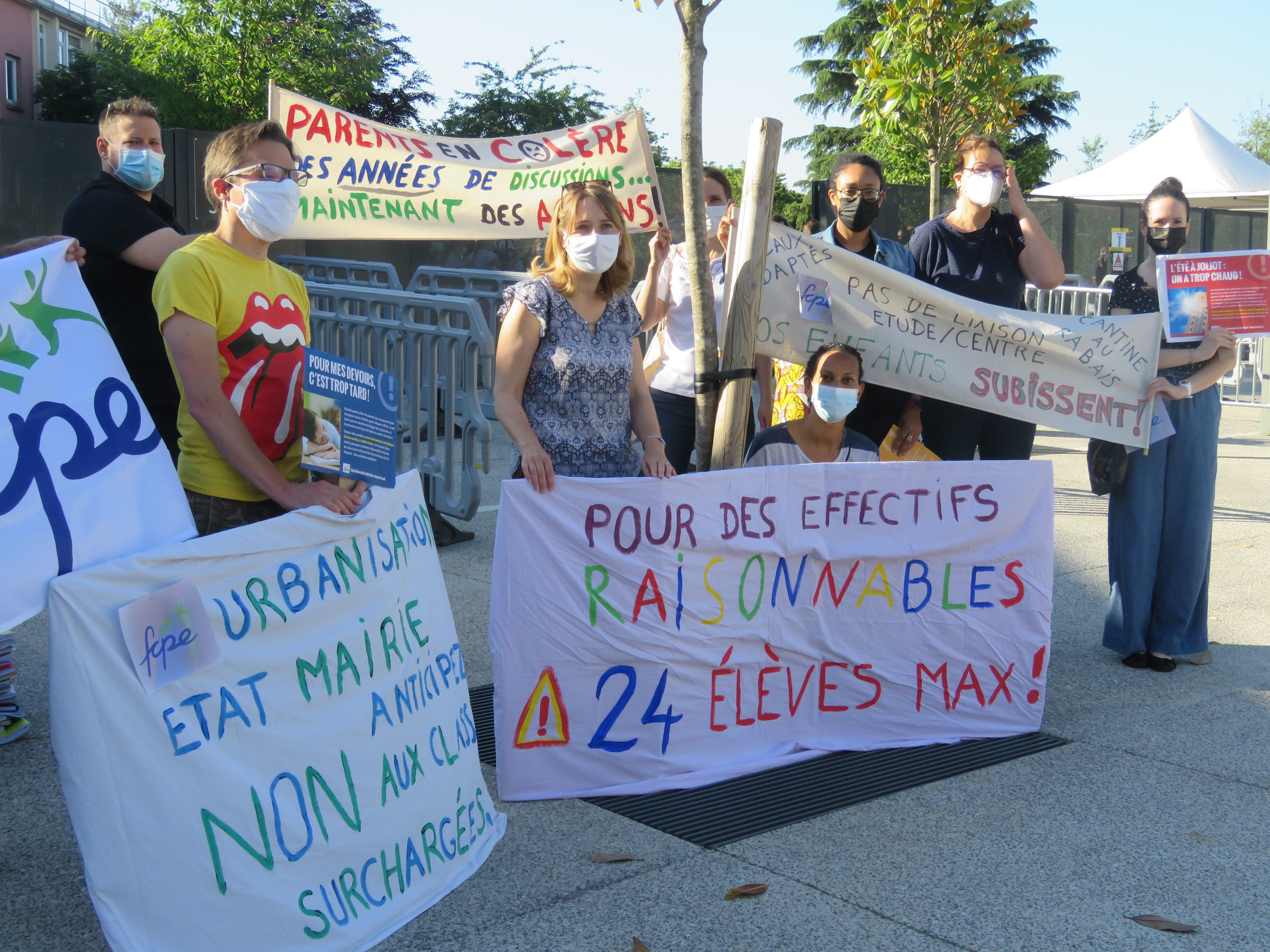 Noisy-le-Grand, ce vendredi matin. Une vingtaine de parents d'élèves de la FCPE 93 se sont mobilisés devant le groupe scolaire Juliot-Curie pour protester contre le risque de classes surchargées à la rentrée prochaine et dénoncer les défauts actuels de l'école. LP/T.F.