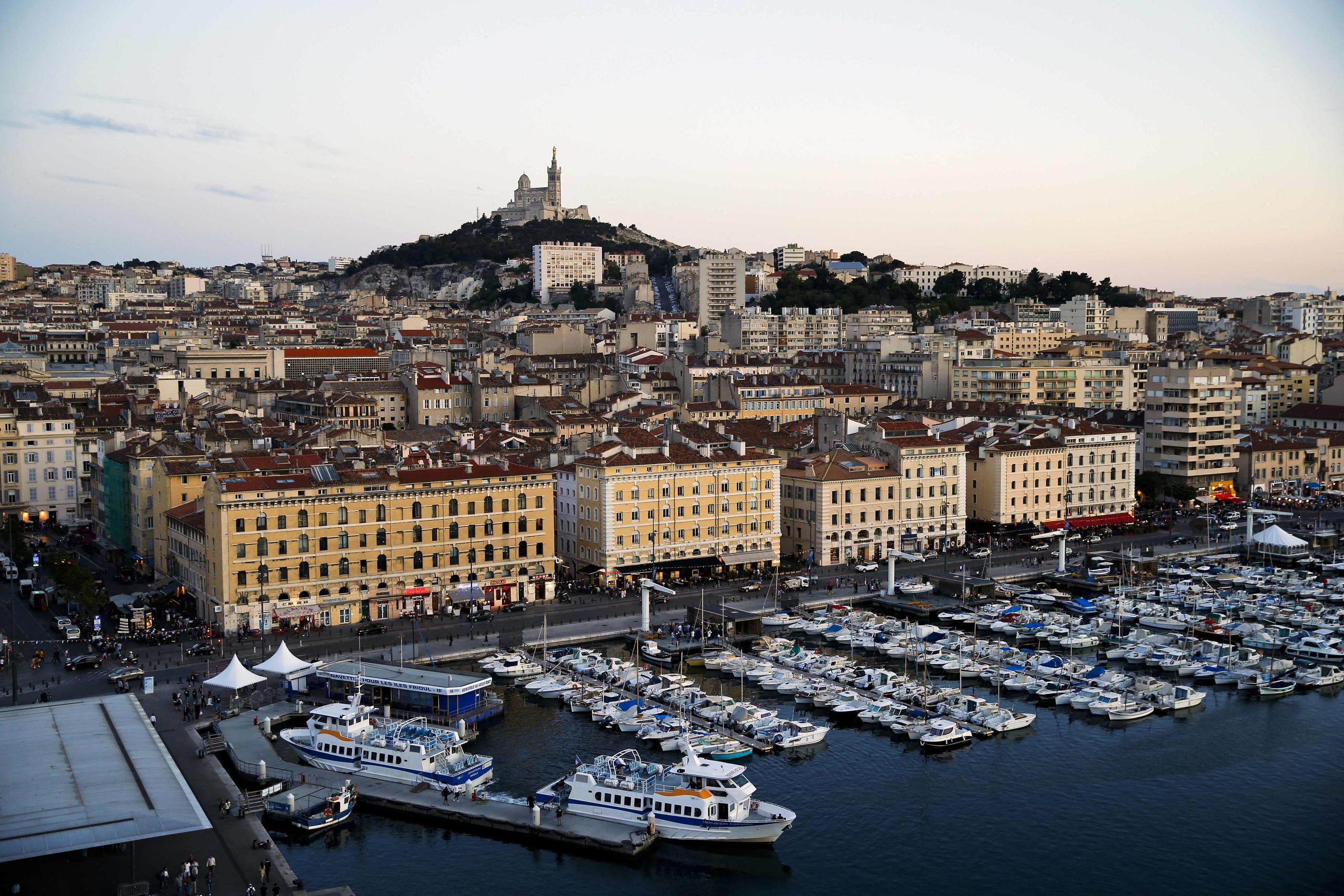 Le Vieux-Port de Marseille se prépare à accueillir la flamme olympique ce mercredi 8 mai. (Photo by Odd ANDERSEN / AFP)