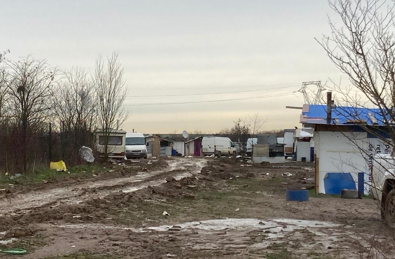 <b></b> Fontenay-en-Parisis, mardi 26 janvier. Le campement rom est installé depuis août dernier, sur un terrain bordant la Francilienne et appartenant au conseil départemental du Val-d’Oise.