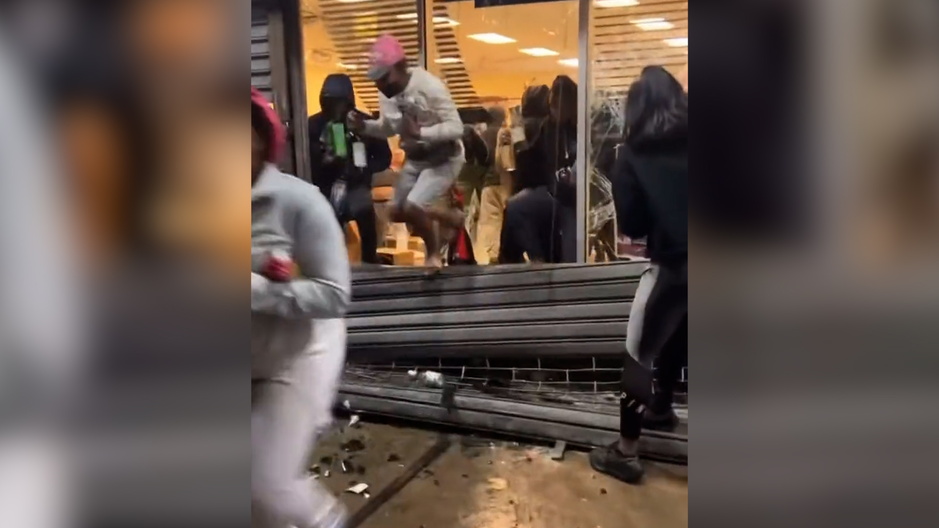 Plusieurs magasins du centre de Philadelphie ont été pillés par une foule de jeune dans la soirée du 26 septembre