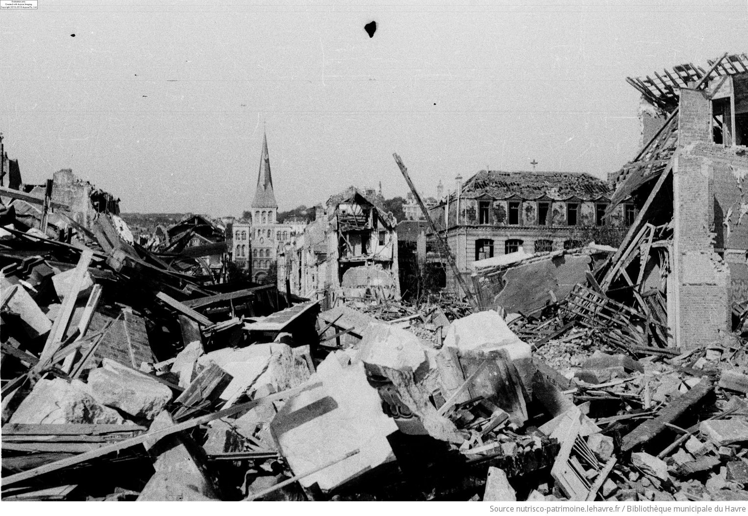 Transformée en champs de ruine en quelques jours à peine, la ville du Havre est méconnaissable, même pour ses habitants