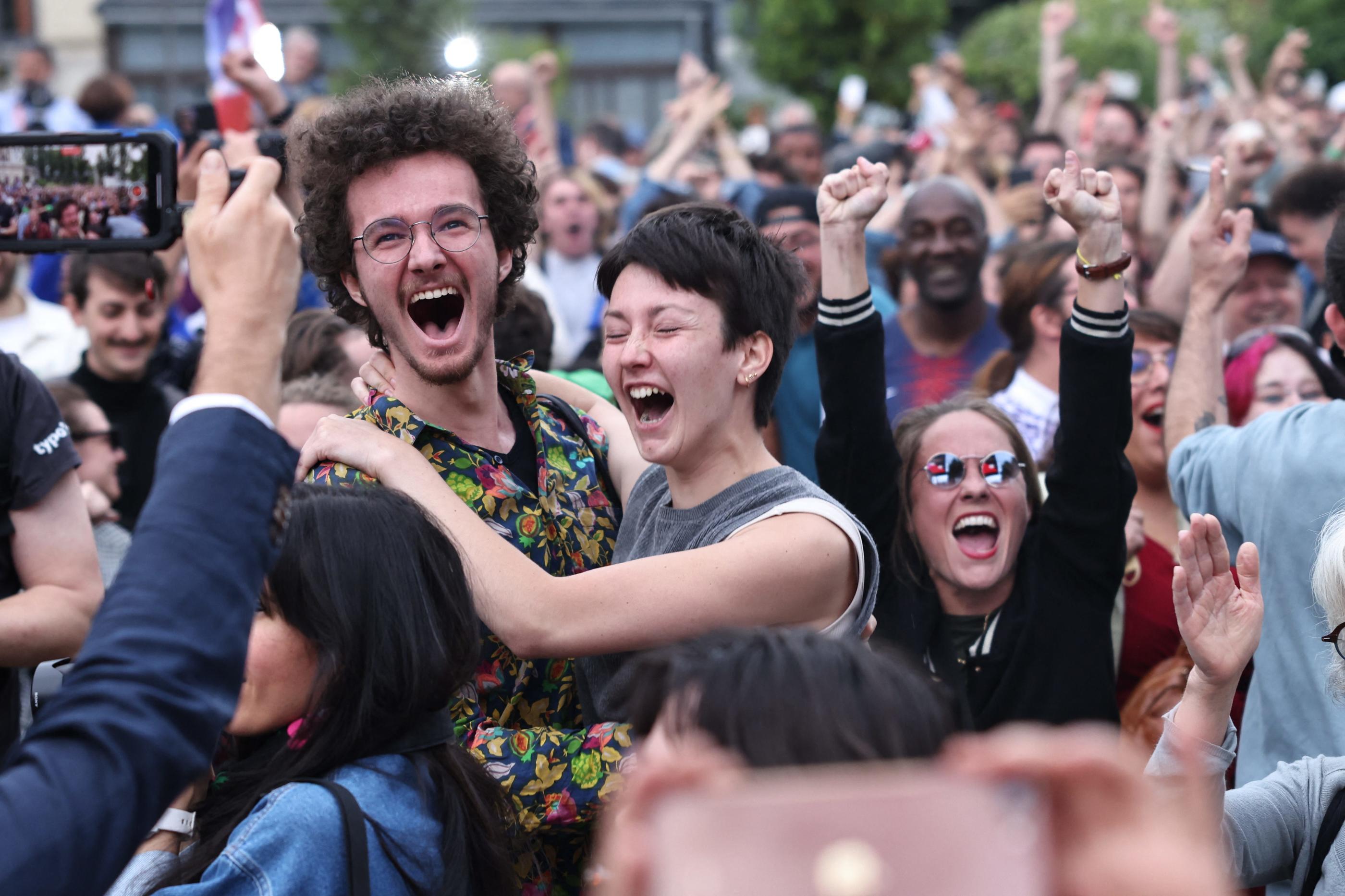 Place de la Bataille de Stalingrad, à Paris, les militants de gauche ont laissé éclater leur joie à l'annonce des résultats ce dimanche. LP/Frédéric Dugit