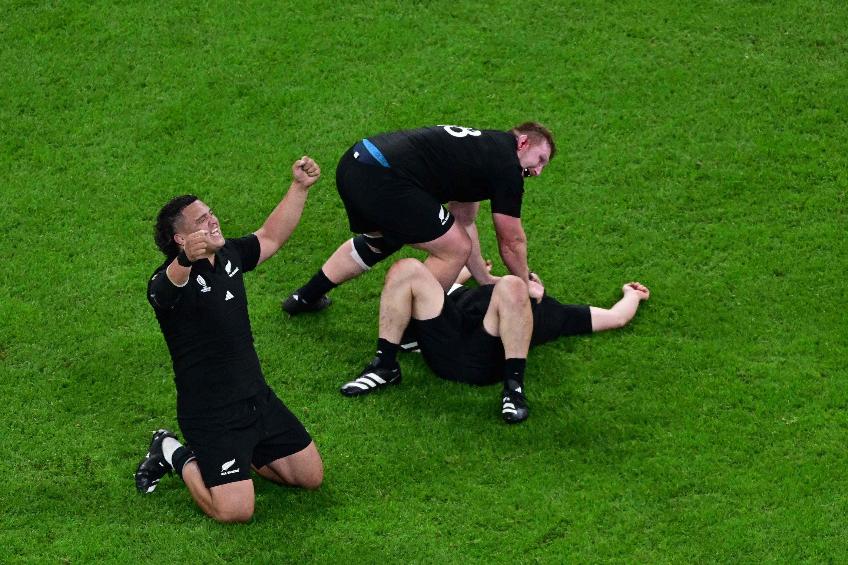 Les All Blacks laissent exploser leur joie après avoir assuré une victoire difficile contre l'Irlande au Stade de France. AFP/Miguel Medina