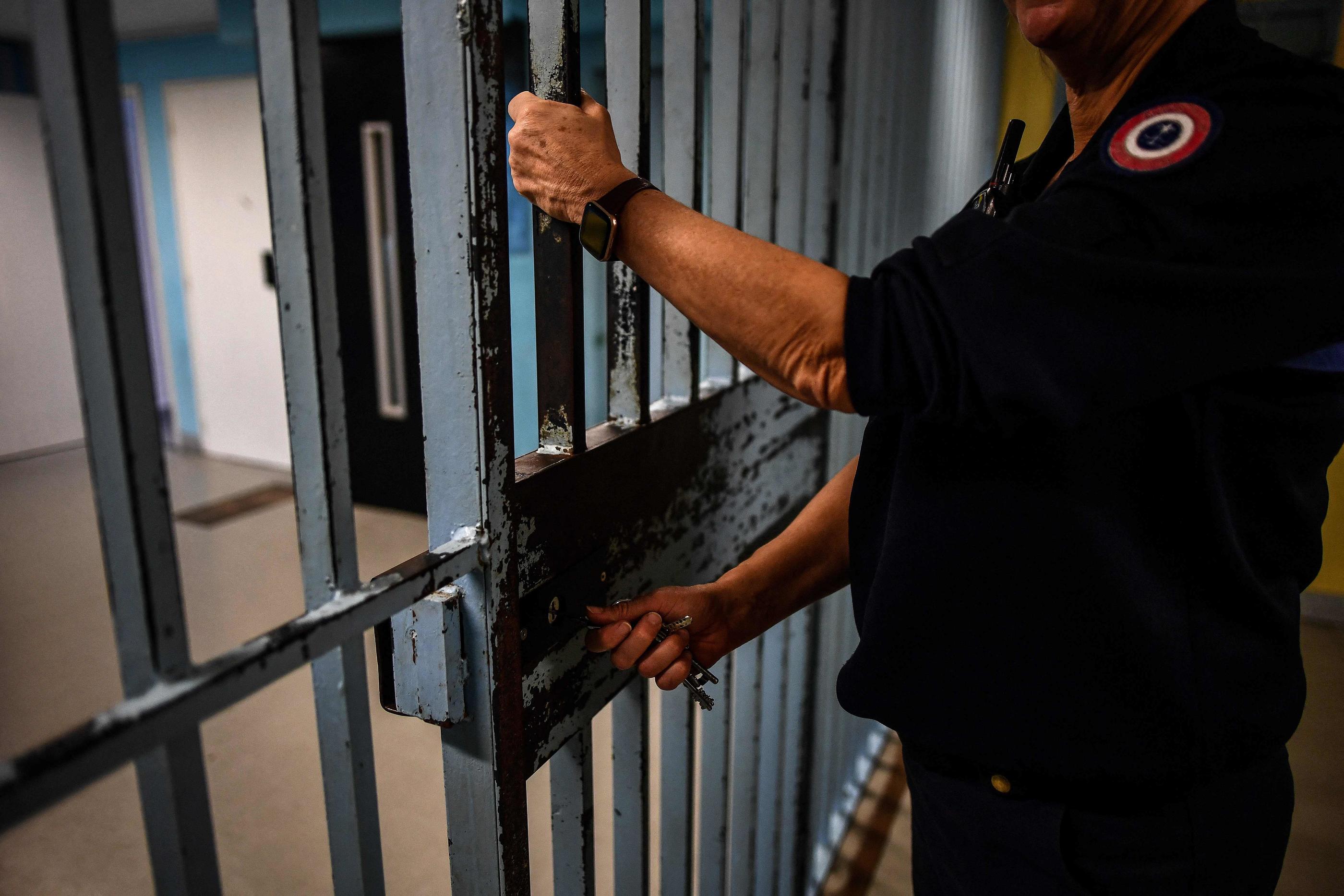 Cette prison de la fin du XIXe siècle avait déjà été évacuée en février 2021 en raison de précédentes crues. (Illustration) AFP/Christophe ARCHAMBAULT