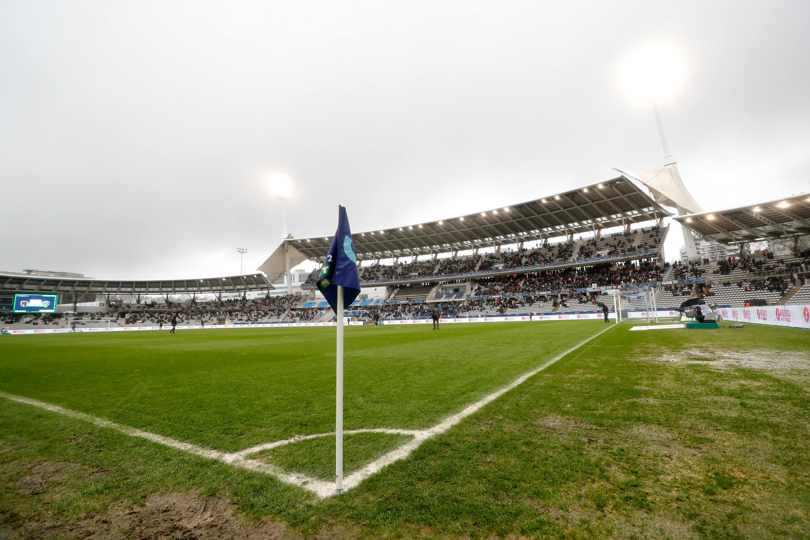 La pelouse de Charléty n'a pas supporté la pluie et la rencontre de Ligue 2 entre le Paris FC et Saint-Etienne, samedi après-midi. Icon Sport/Loïc Baratoux