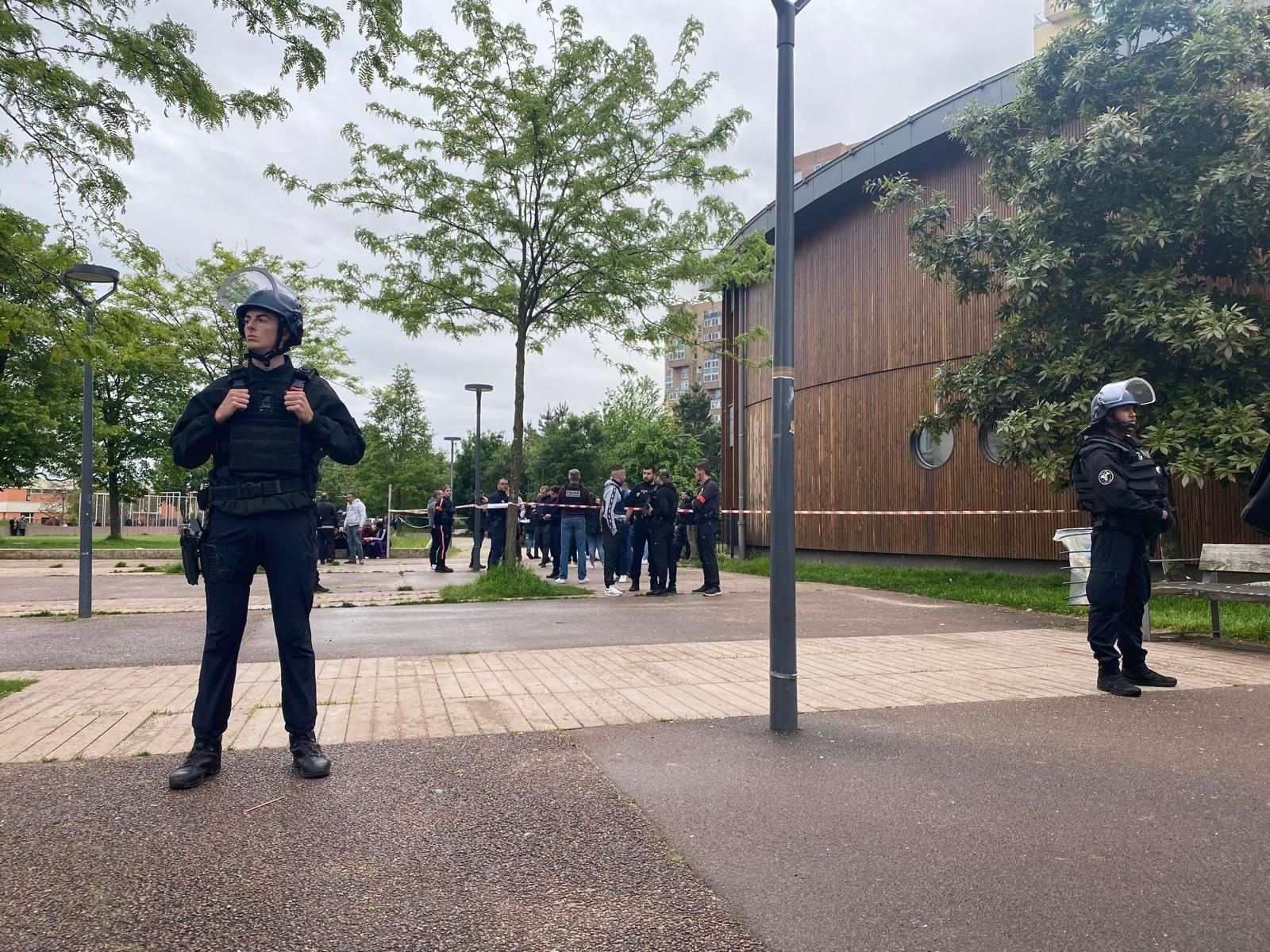 Sevran (Seine-Saint-Denis), ce dimanche. Les policiers se sont déployés en nombre dans la Cité basse, théâtre d'un double homicide ce dimanche en fin d'après-midi. LP/Hélène Haus