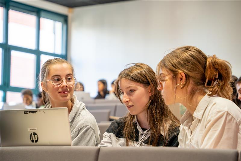 Une quarantaine de lycéennes d'Île-de-France ont participé à Program'Her, organisé mardi et mercredi par l'Efrei, pour susciter des vocations dans les métiers du numériques chez les jeunes filles. Photo : Efrei Picture Studio