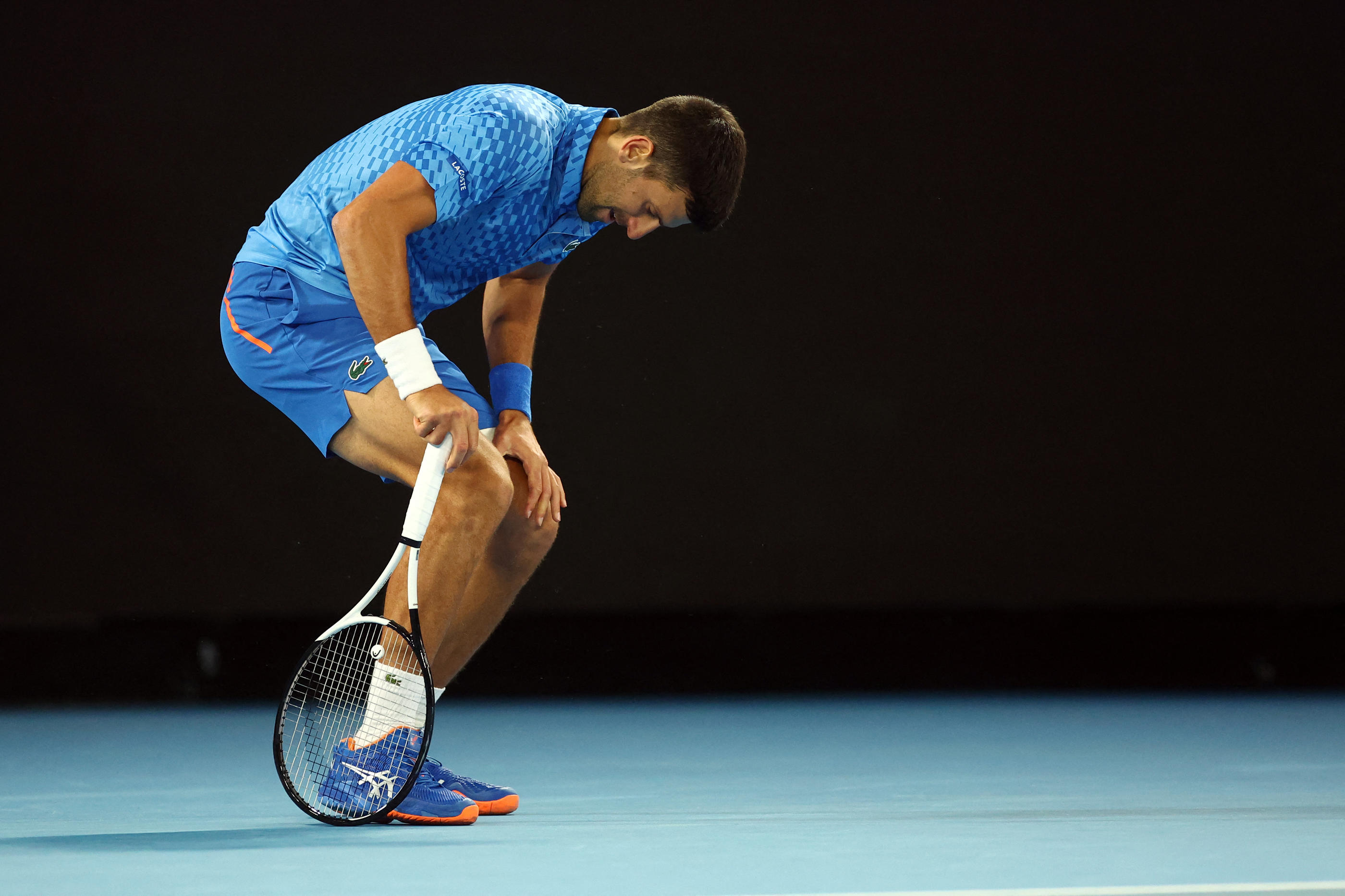 Diminué, Novak Djokovic s'est quand même tiré d'affaire face à Enzo Couacaud. REUTERS/Carl Recine