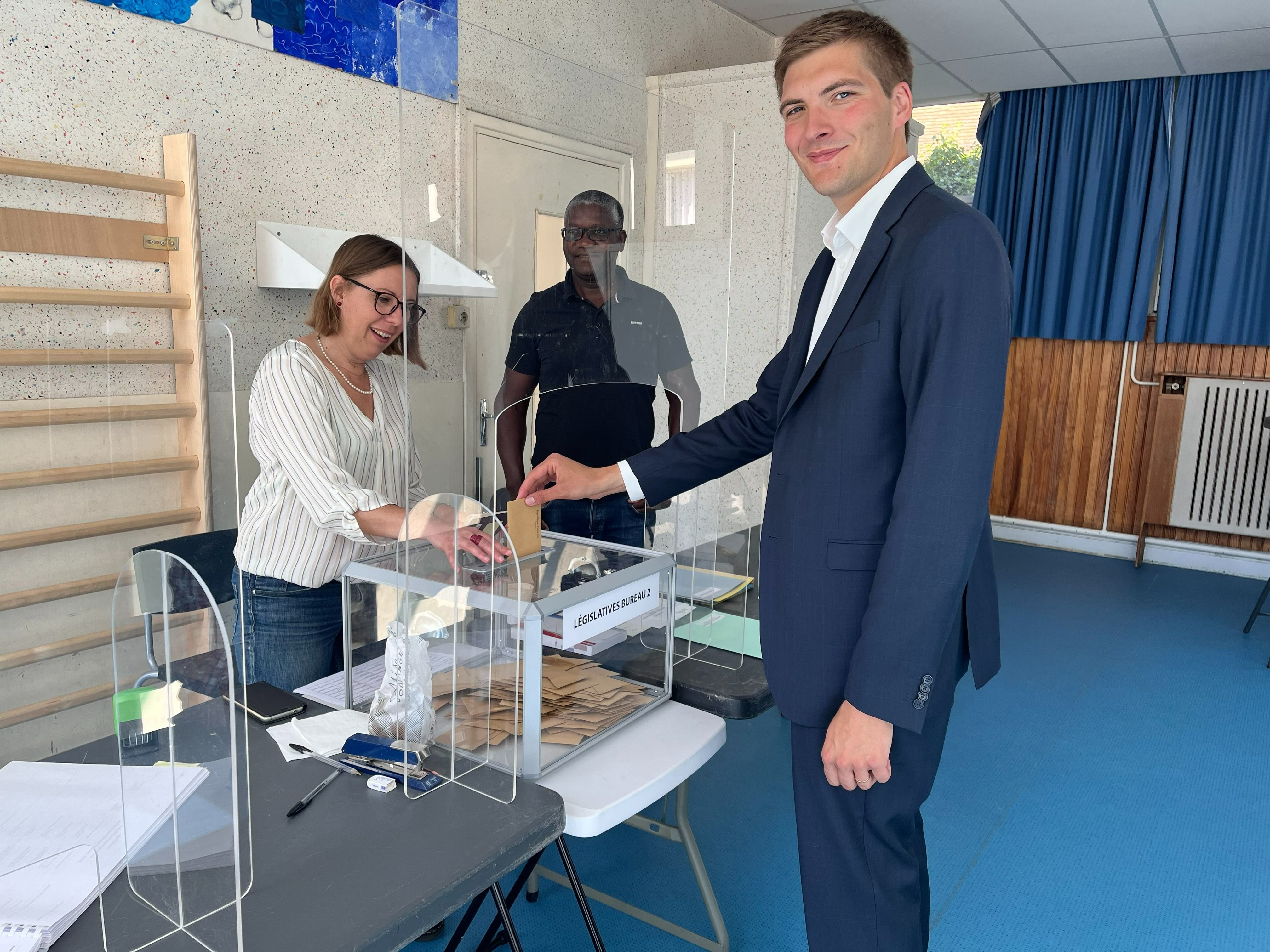 Robin Reda, ici lors de son vote à Juvisy-sur-Orge le 12 juin, a été réélu dimanche au second tour des législatives dans la 7e circonscription de l’Essonne avec 50,34 % face à son adversaire de la Nupes, l’écologiste Claire Lejeune. LP/Nolwenn Cosson