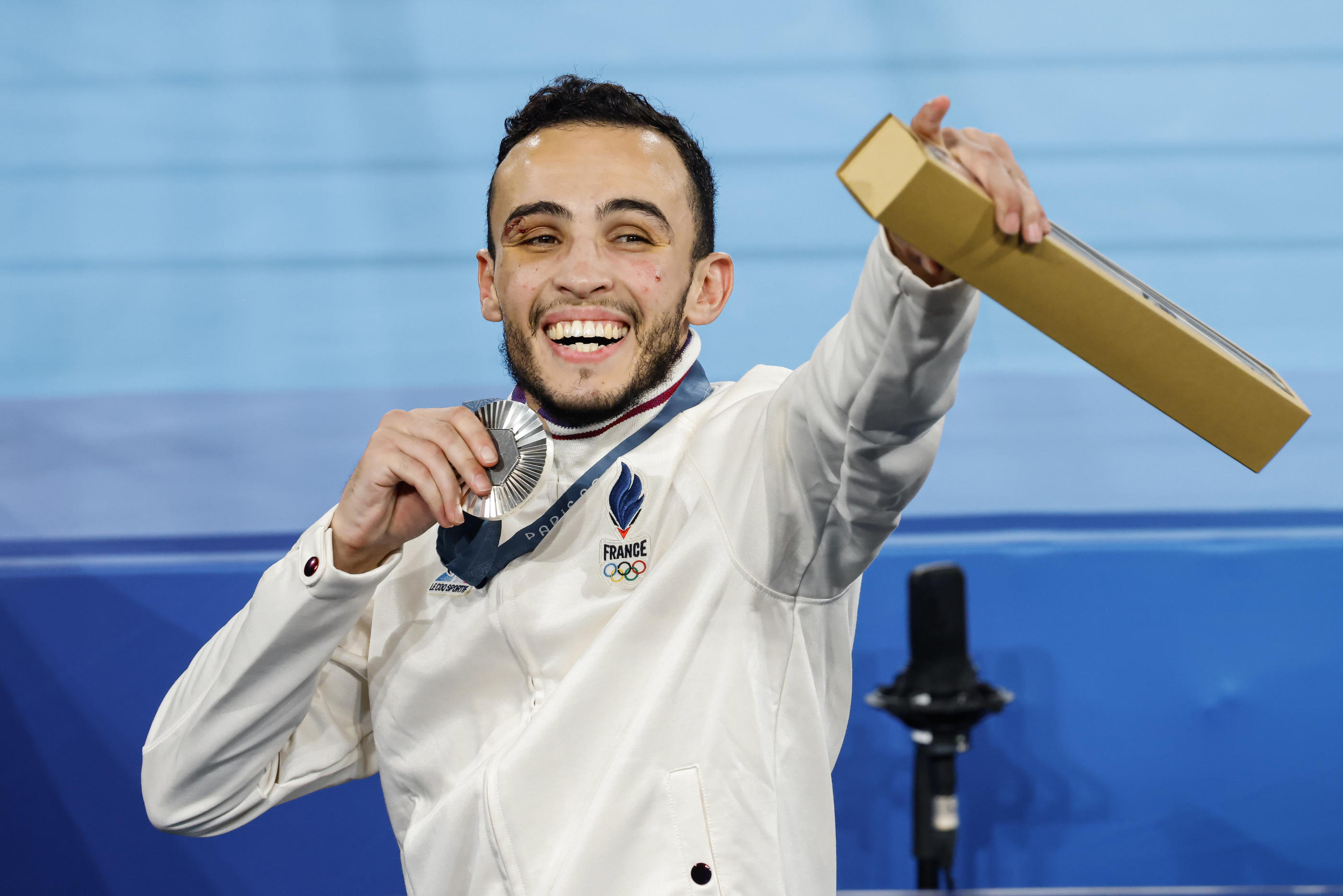 Paris, le 8 août. Billal Bennama, tout sourire avec sa médaille d'argent, salue ses supporters qui, comme lui, n'ont jamais lâché, tout au long du tournoi olympique, y compris dans l'adversité. LP/Olivier Corsan