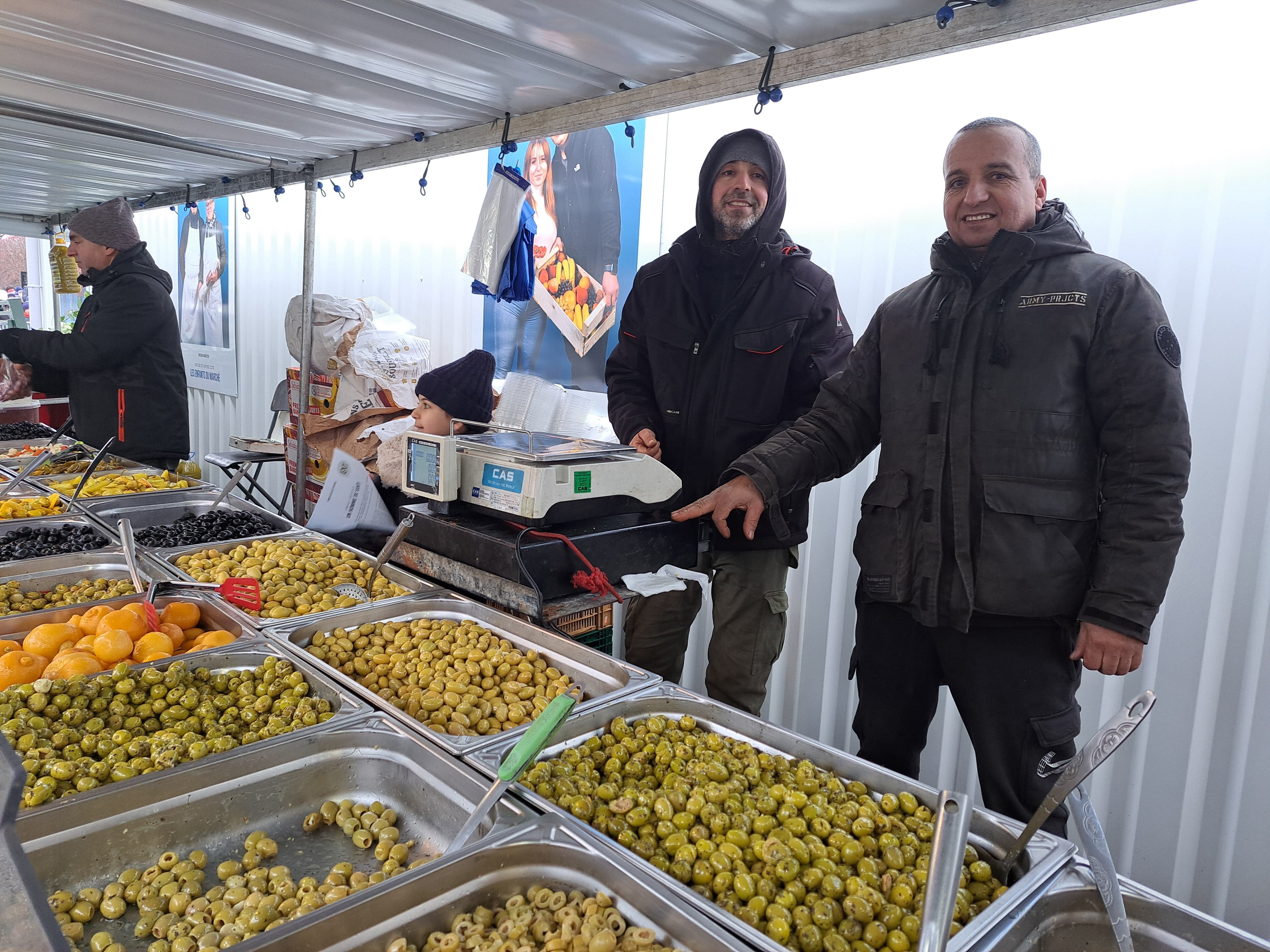 Corbeil-Essonnes, ce dimanche 14 janvier. Pendant un an, le marché de Corbeil-Essonnes et ses marchands (ici Omar et ses olives) accueilleront le public dans les allées Aristide-Briand. LP/T.D.
