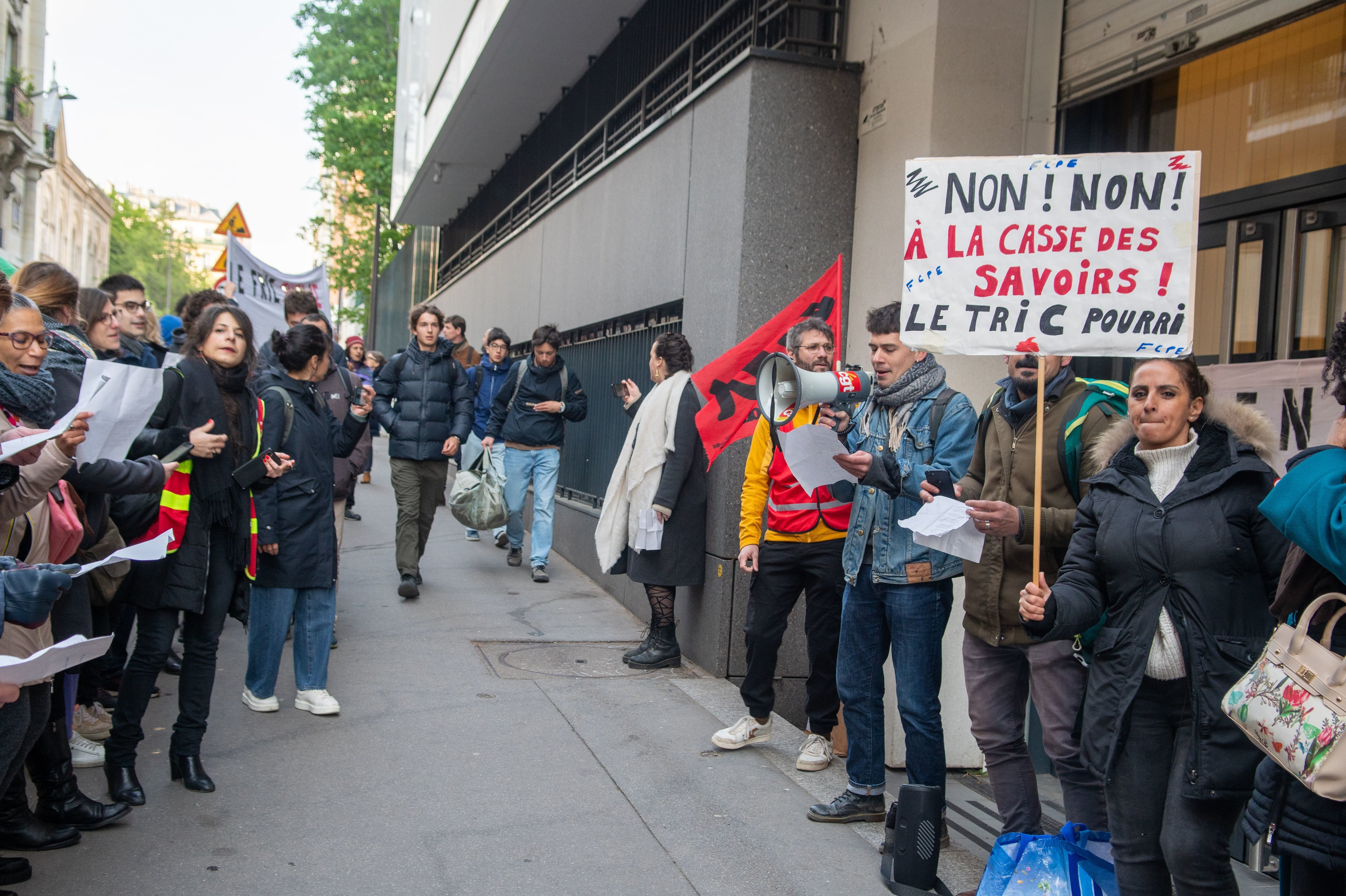 Paris, lundi 22 avril. Les élèves de l'école privée Stanislas ont fait leur rentrée sous les chants des professeurs val-de-marnais, en grève contre la réforme du « choc des savoirs ». LP/M.S.