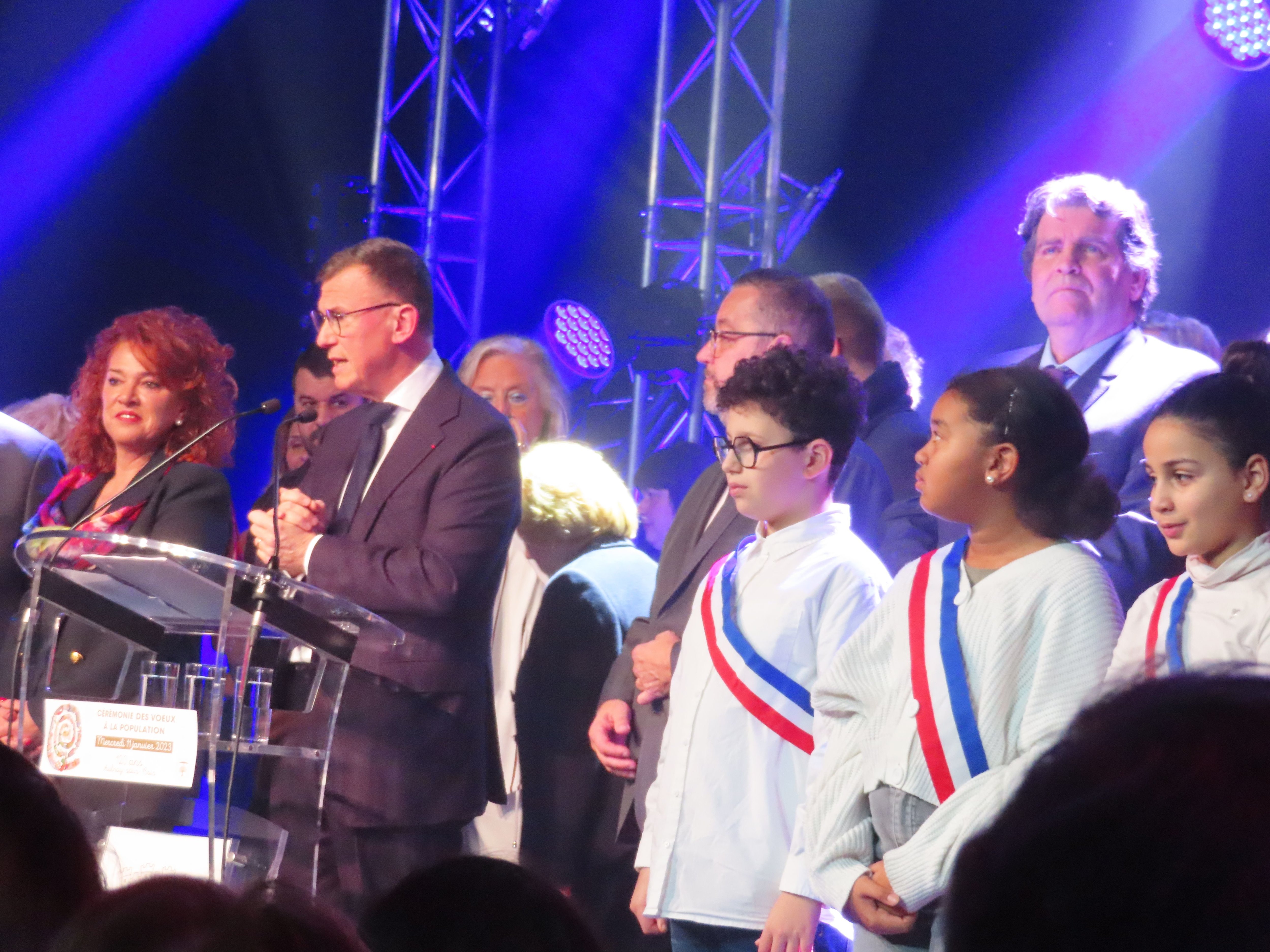 Aulnay-sous-Bois (Seine-Saint-Denis), le 11 janvier 2023. Séverine Maroun (à g.) et Thierry Meignen (à d.), lors de la dernière cérémonie de vœux du maire d'Aulnay, Bruno Beschizza (au micro). LP/A.A.