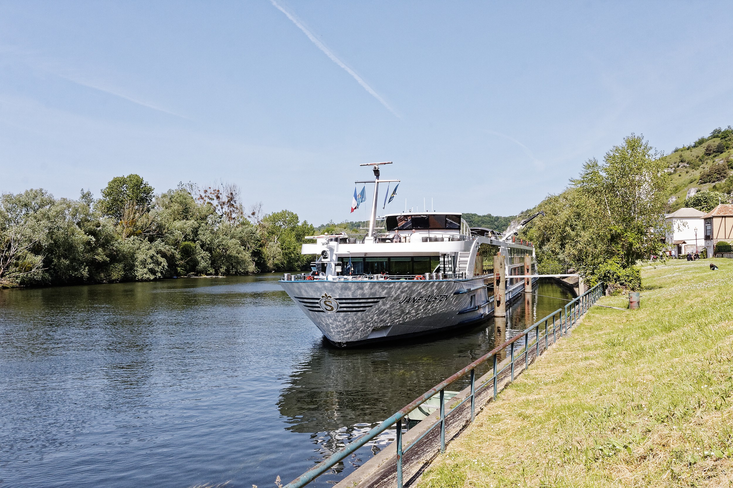 Les bateaux de croisières sur la Seine sont de plus en plus nombreux à accoster aux Andelys  (Eure) au pied du fameux Château-Gaillard. Les riverains plaident pour qu'ils soient moins bruyants. Fred D./#Presse30