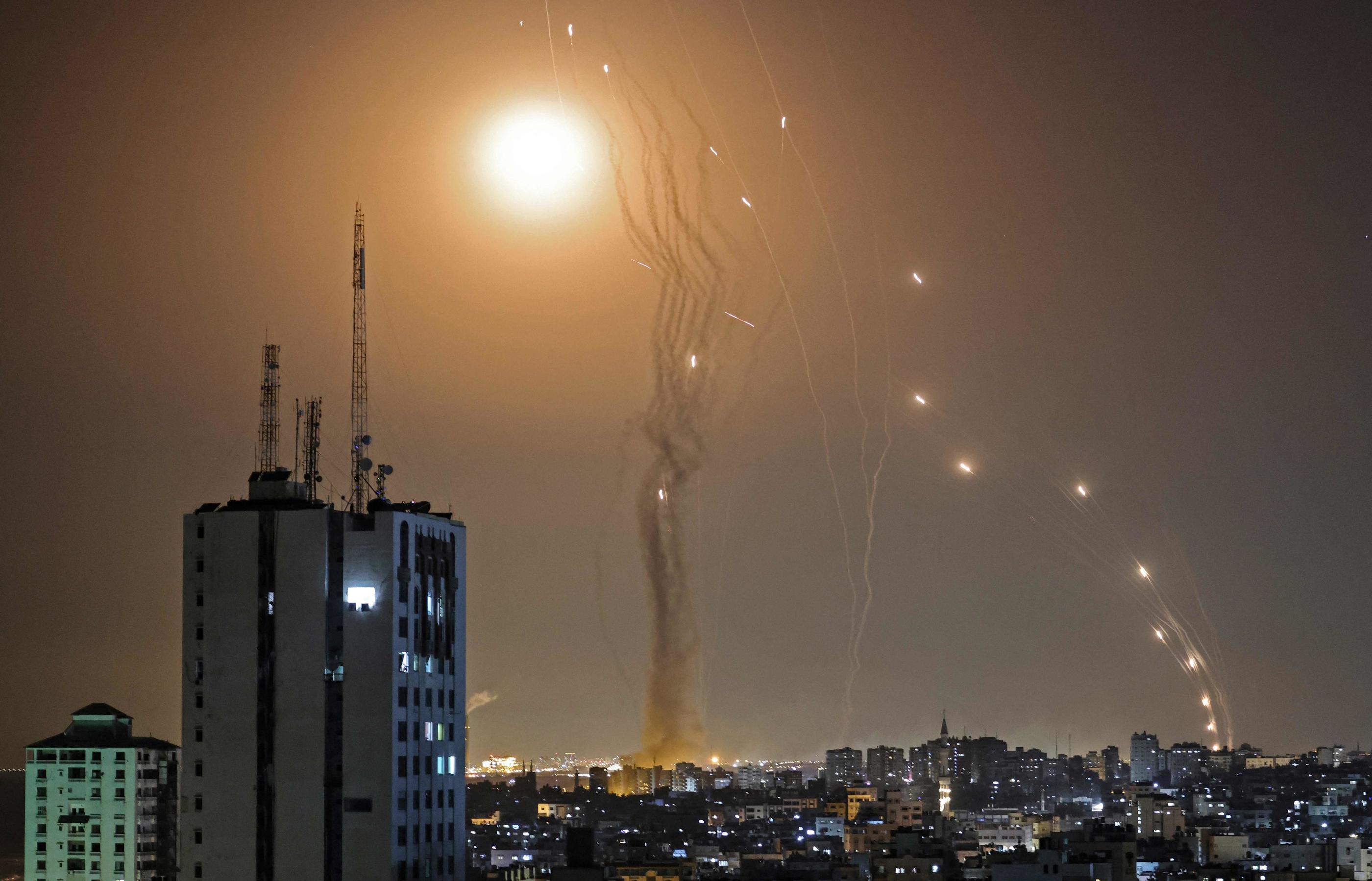 Une roquette lancée depuis Gaza est interceptée par le système de défense israélien, le 11 mai 2021. AFP/Mahmud Hams