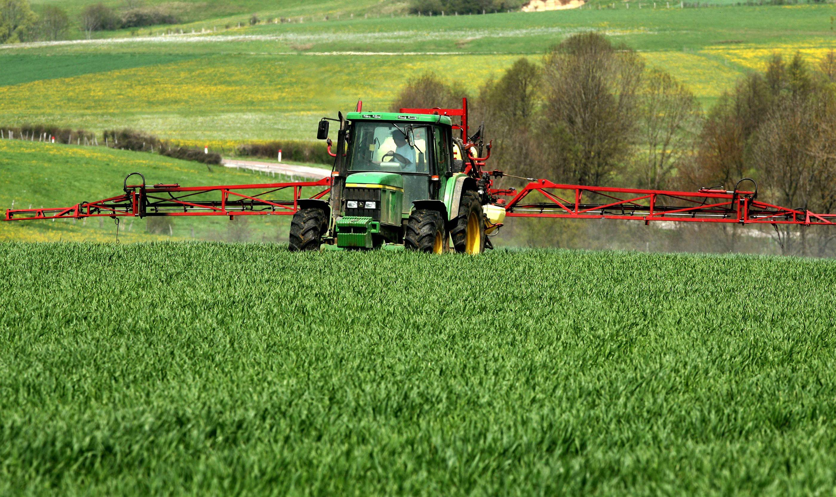 Malgré la mise en pause du plan, le gouvernement maintient l'objectif de réduction de 50 % de l'usage de pesticides d'ici 2030. (Illustration) PhotoPQR/Ouest France/Philippe Trias