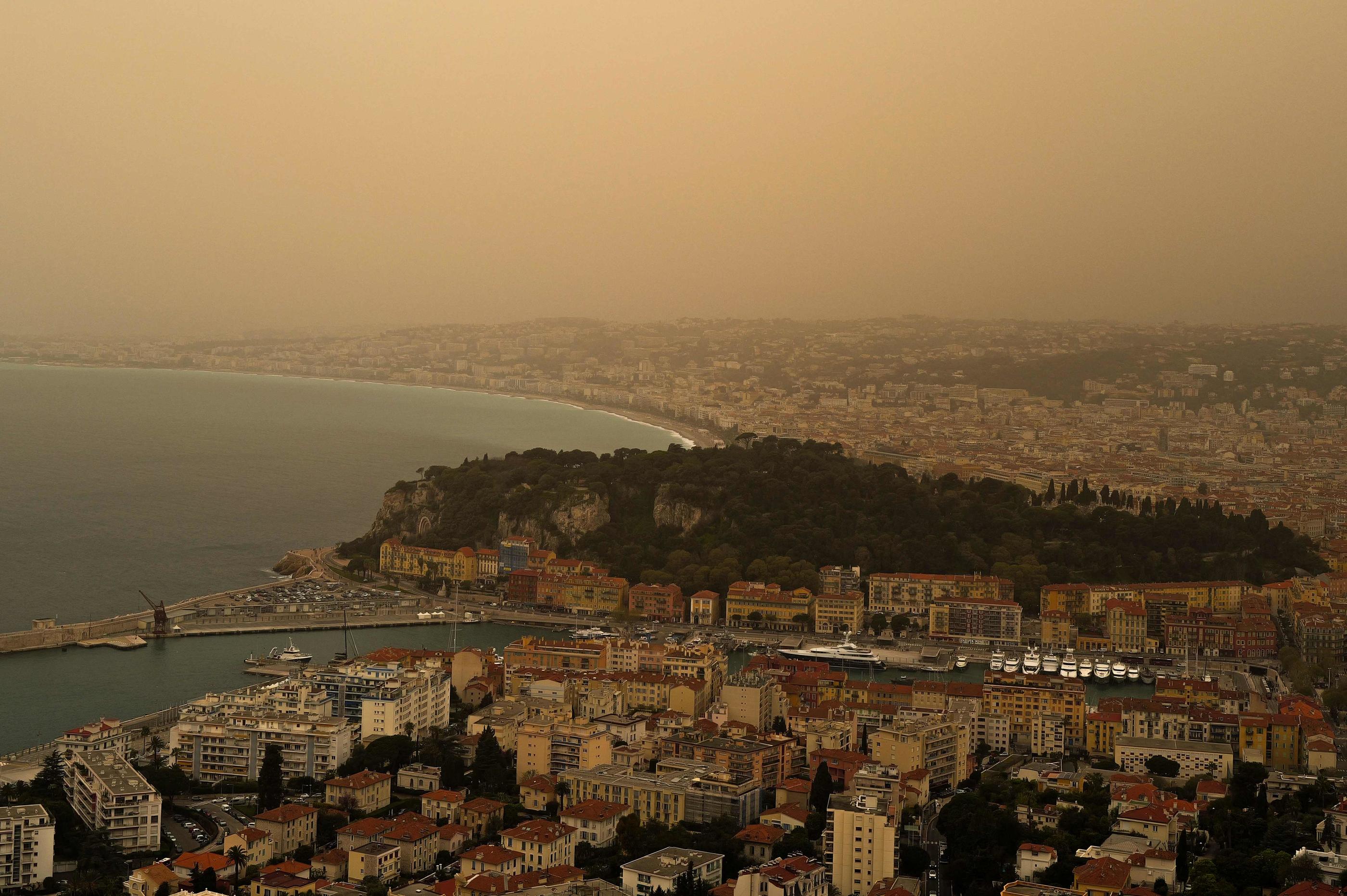 Nice (Alpes-Maritimes), le 30 mars. Un nuage de sable du Sahara a parcouru plusieurs fois la côte d'Azur ces dernières semaines. AFP/Valery Hache