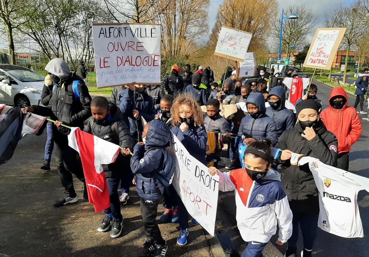 <b></b> Alfortville, samedi matin. Enfants, parents, entraîneurs et soutien du club des Lions ont défilé entre le parc des sports Val-de-Seine et la mairie.