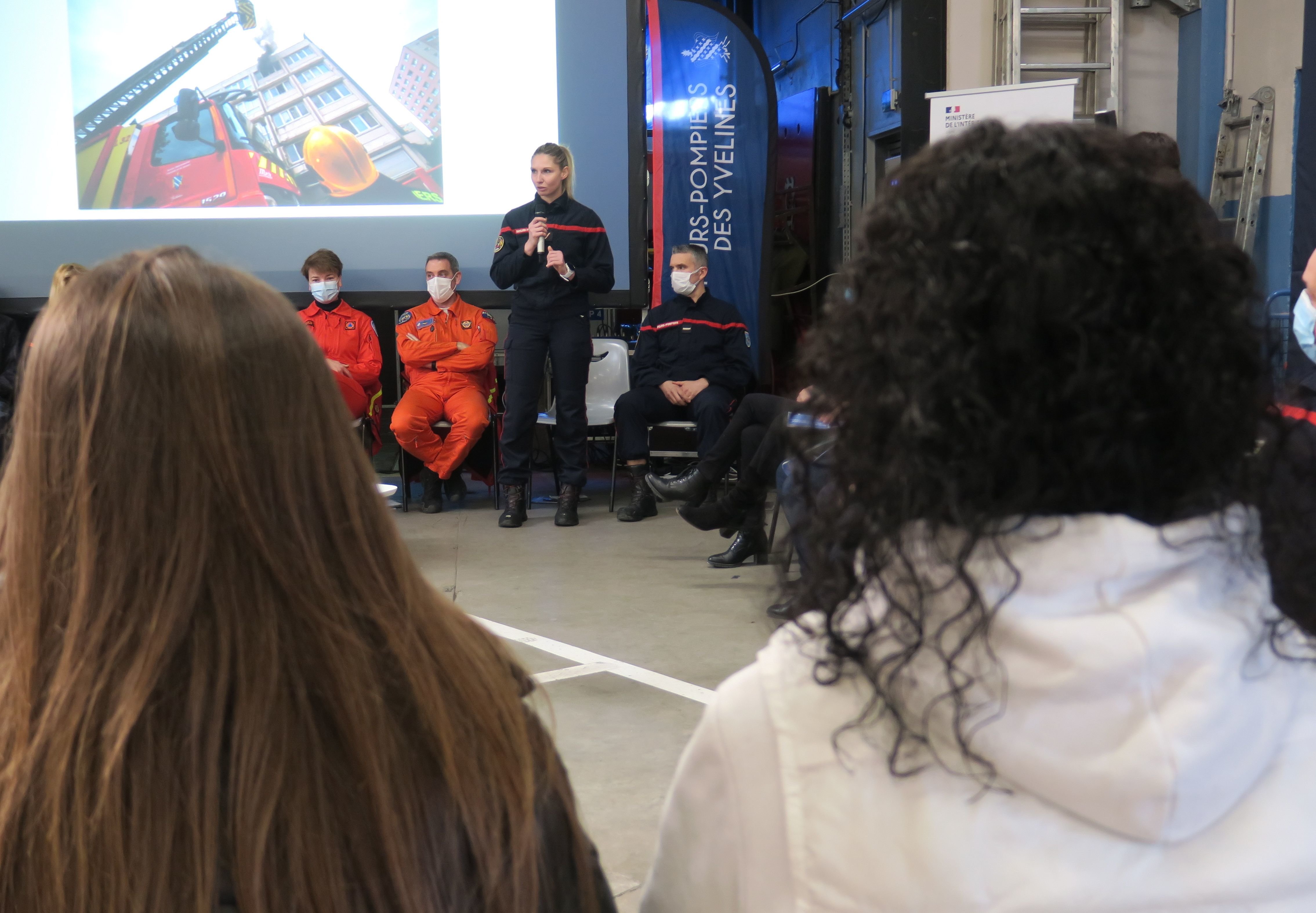 Plaisir, ce mardi. Laura, sergente chez les sapeurs-pompiers des Yvelines, raconte son expérience aux jeunes de la mission locale. LP/Julie Ménard