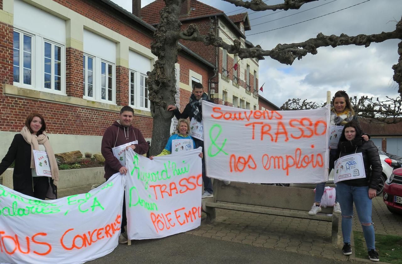 <b></b> Tracy-le-Val, le 5 avril. Les salariés de l’association Trasso Boutchou ont manifesté devant la mairie pour réclamer au maire une subvention. 