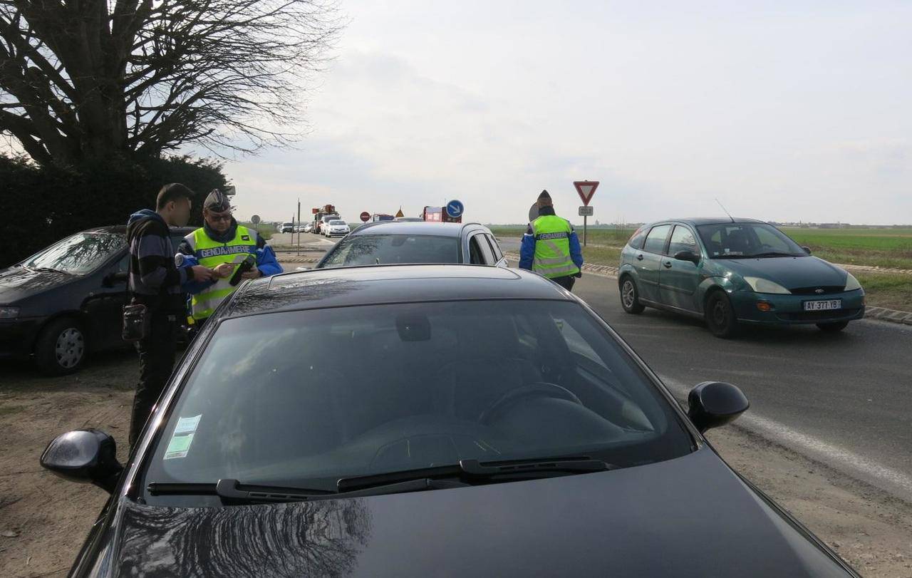 <b></b> Trilbardou, ce vendredi après-midi. Propriétaire d’une BMW, Olivier (à gauche, en discussion avec un gendarme) a perdu trois points sur son permis car il roulait avec des vitres avant trop teintées. 