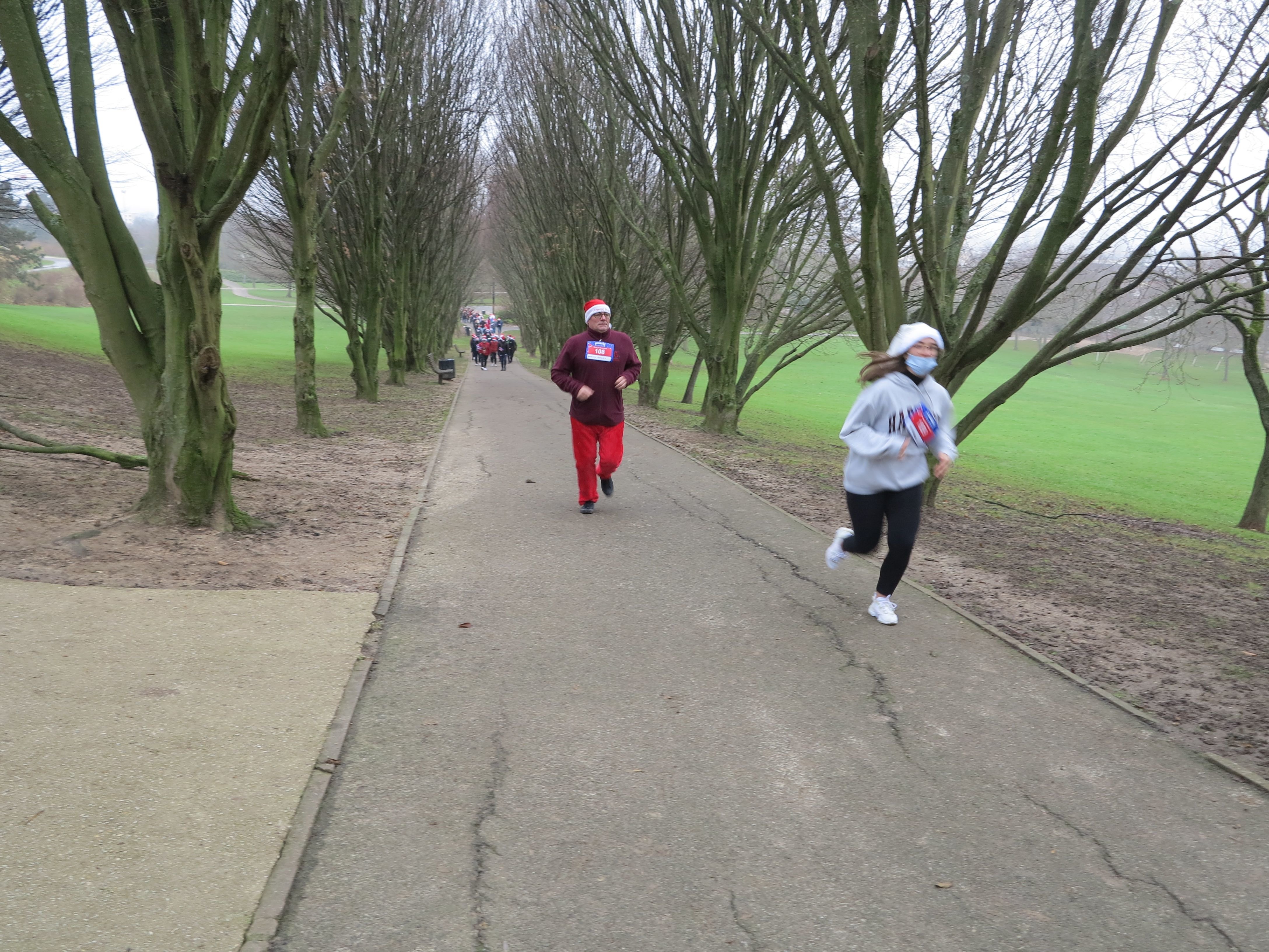 Champigny-sur-Marne, le 19 décembre. Une centaine de personnes sont venues courir au parc du Plateau pour la bonne cause.