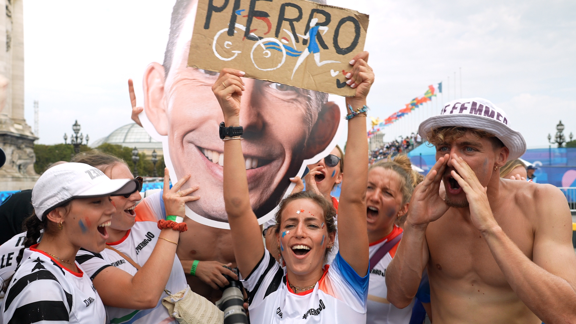 Paris, 31 juillet 2024. Le triathlète Pierre Le Corre a pu compter sur le soutien de ses proches réunis dans un virage d'Ultras lors de sa participation aux Jeux olympiques. LP/Juliette Halliez