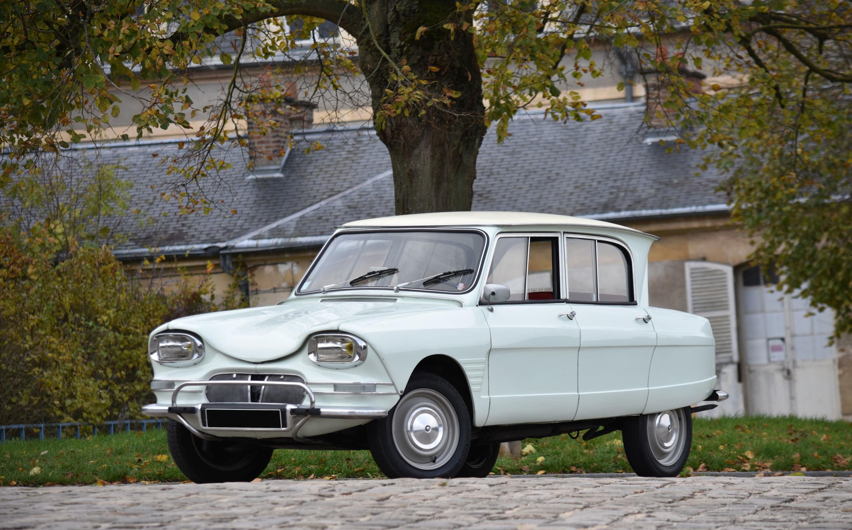Cette Citroën Ami 6 berline de 1962, estimée entre 12000 et 18000 euros, figure au catalogue de la vente Artcurial Rétromobile. Artcurial