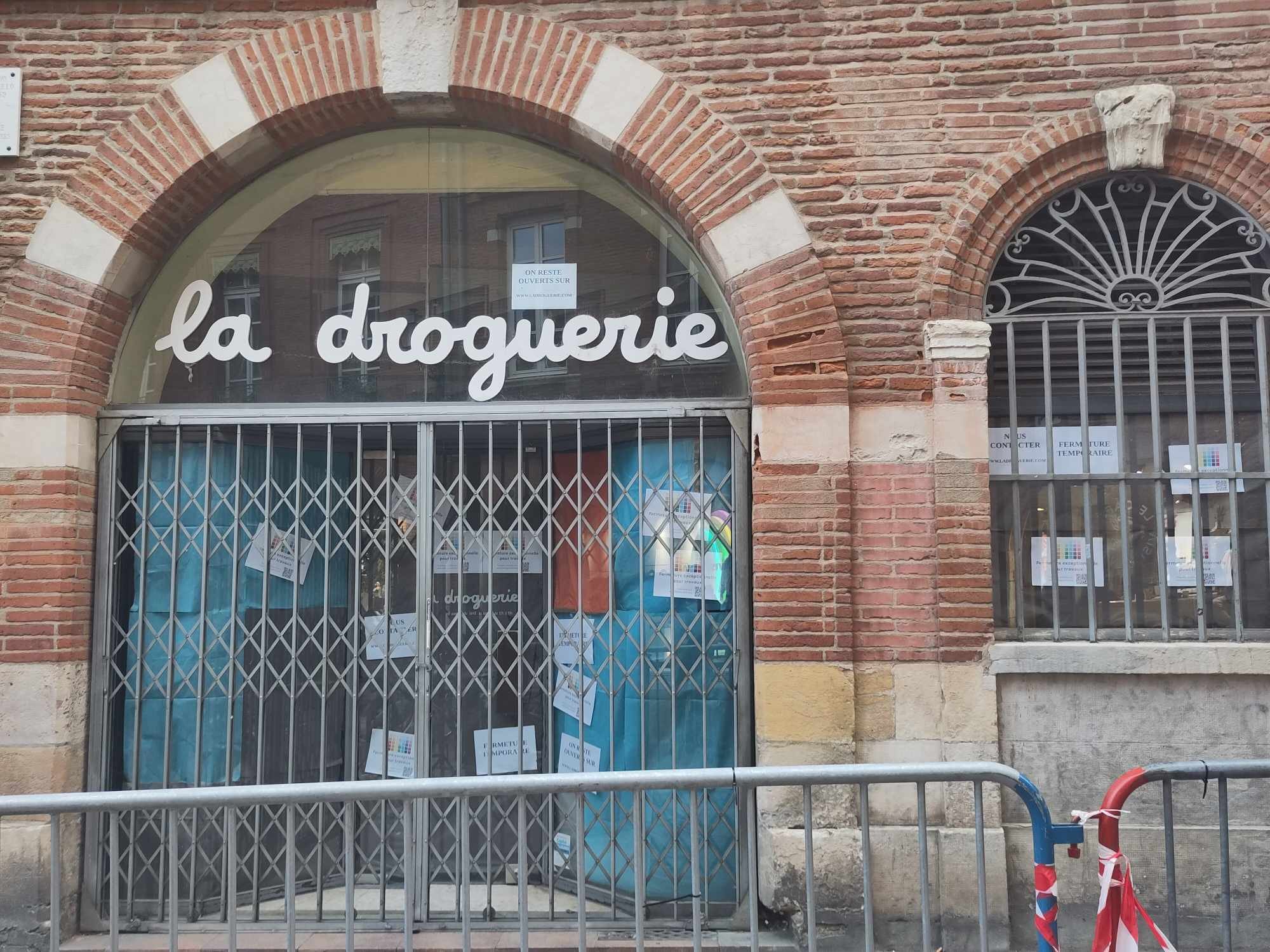 La Droguerie, place Salengro, a dû fermer ses portes après l'évacuation de deux immeubles mitoyens du centre-ville de Toulouse./LP/Paul Périé