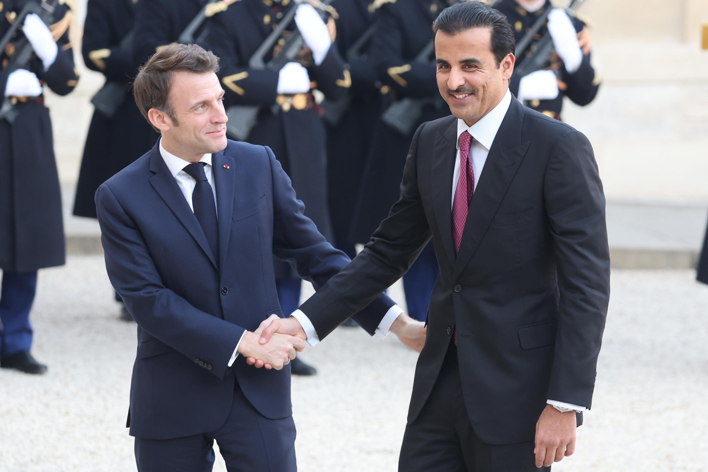 Pour Emmanuel Macron et Tamim bin Hamad Al Thani (ici le 15 février 2023 à l'Élysée lors d'une autre visite de l'émir), la plus grande partie des discussions concernera la guerre à Gaza. LP/Arnaud Journois
