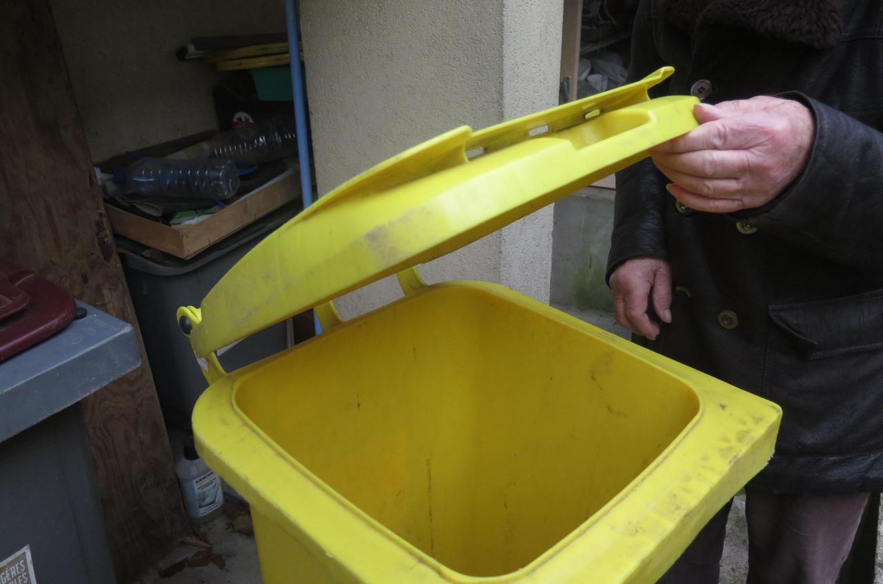 <b></b> Créteil, ce lundi. Cet habitant rue de Brie, comme tous les habitants de Créteil, Limeil et Alfortville peuvent mettre tous leurs plastiques dans le bac jaune.