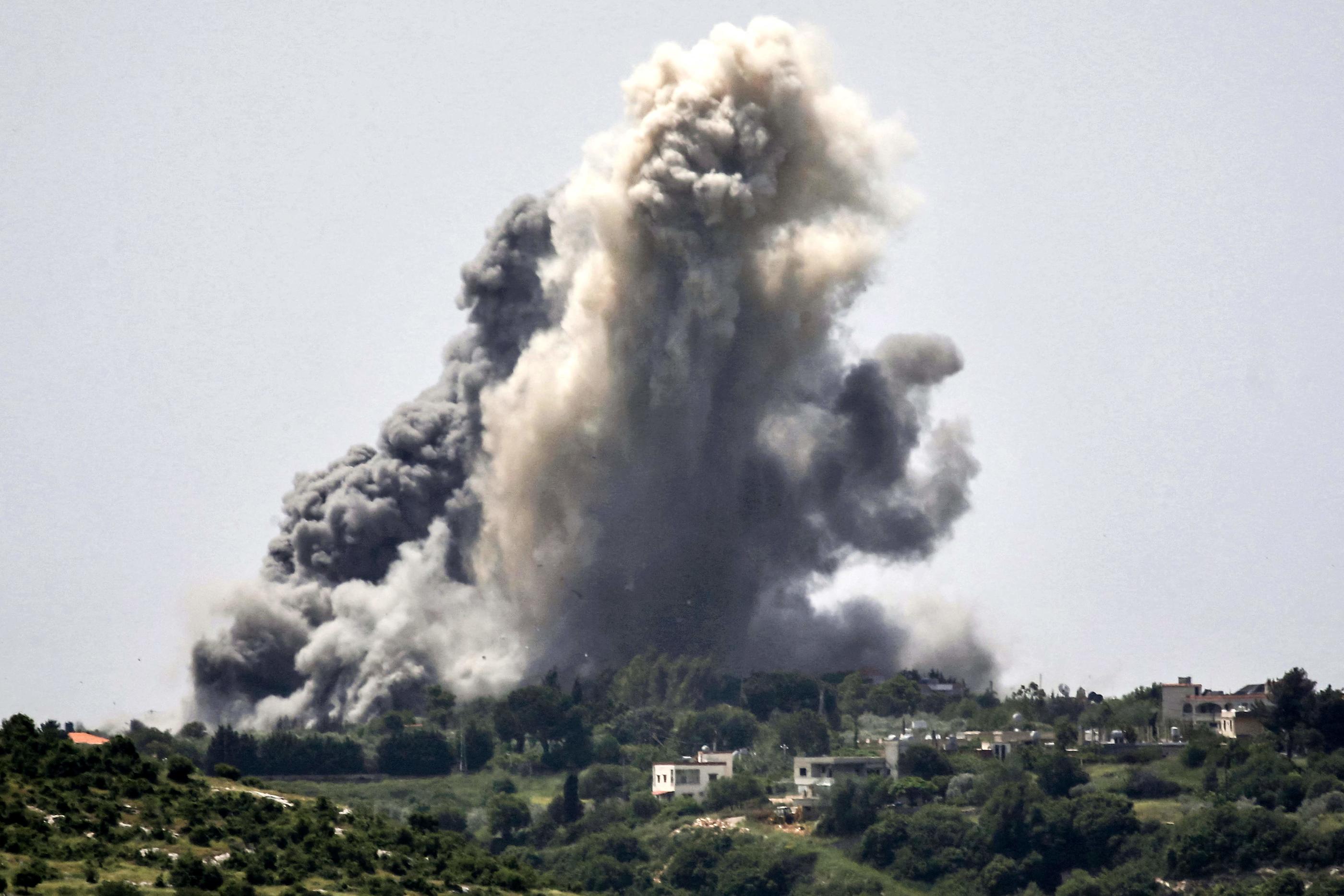 Alma al-Shaab, le 25 avril 2024. De la fumée s'échappe de ce village du sud-Liban après un bombardement israélien. AFP