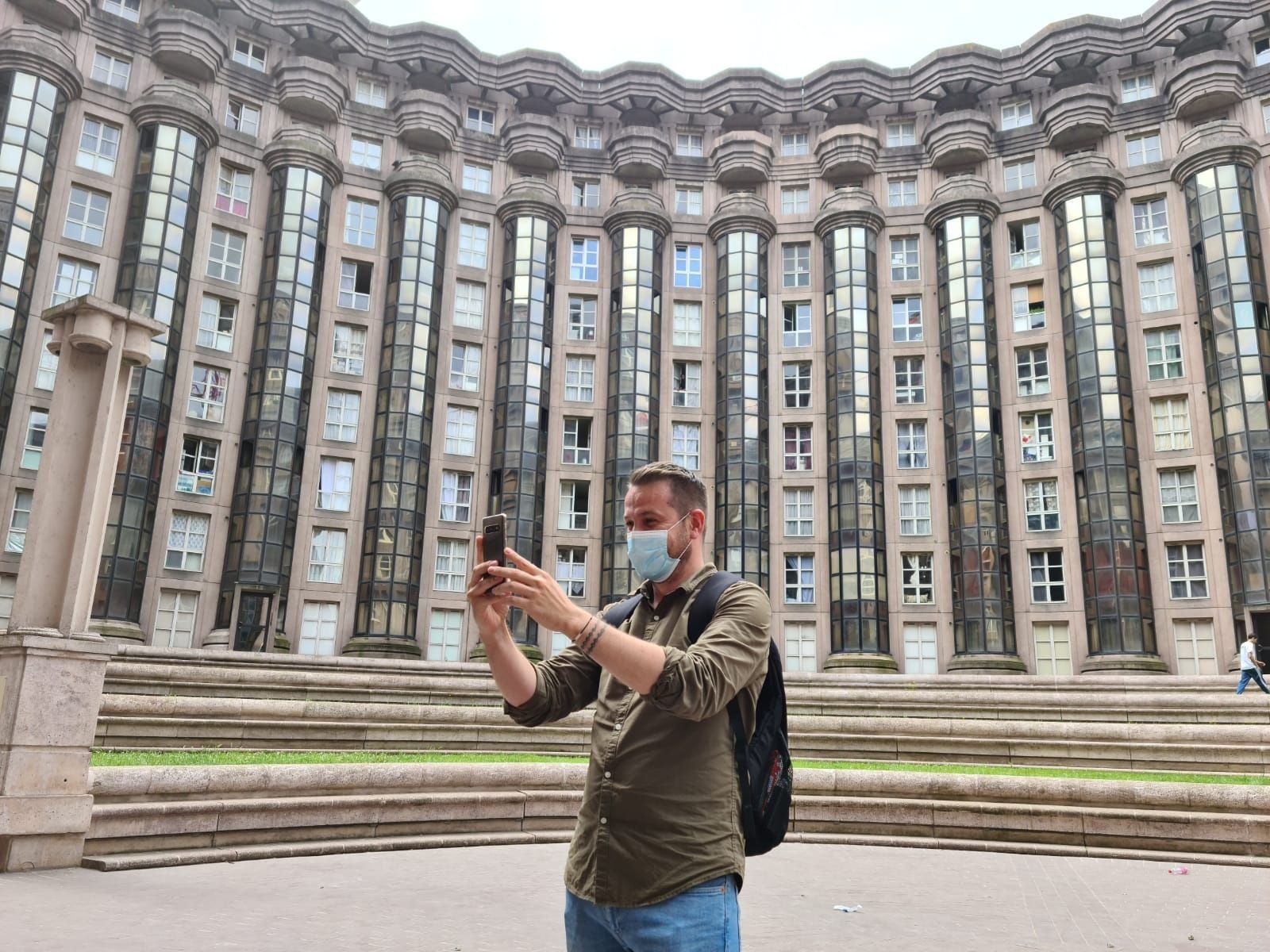 Noisy-le-Grand, Seine-Saint-Denis, vendredi 9 juillet. Razvan, originaire de Roumanie, fait du tourisme au Palacio d'Abraxas. Il a découvert le lieu grâce aux scènes du film "Hunger Games" tournées ici en 2014.