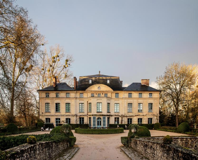 Aujourd'hui reconvertie en hôtel cinq étoiles, la bâtisse du XVIIIe siècle, située sur la commune de Guainville (Eure-et-Loir), a été pendant des années la propriété de l'actrice Catherine Deneuve. Mélanie Bahuon
