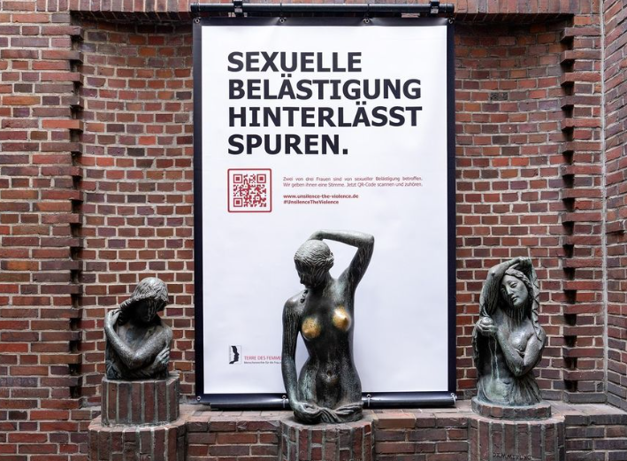 À Brême, l'une des statues de l'œuvre intitulée "La Jeunesse" a les seins décolorés à force d'avoir été tripotés par des touristes. Instagram/ @terre.des.femmes