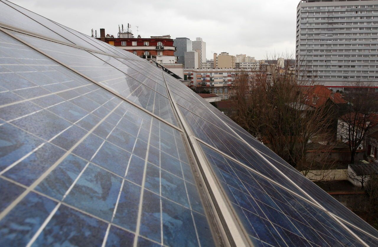 <b></b> Plusieurs villes et 42 particuliers ont déjà été séduits par l’initiative qui vise à installer des panneaux photovoltaïques en ville, comme ici à Montreuil. (Illustration)