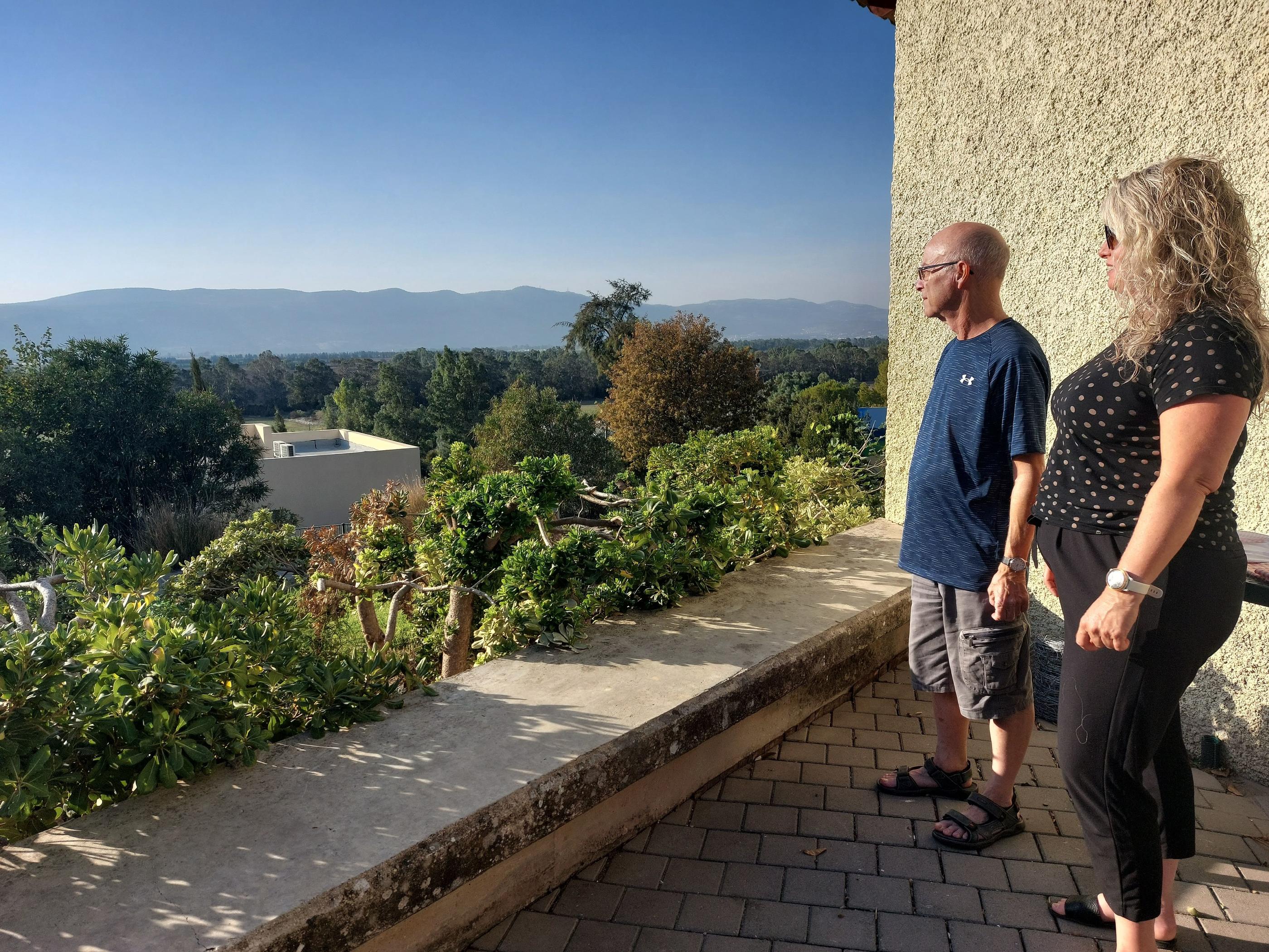 Gady et sa voisine Hagar (ici le 25 octobre), regardent les montagnes en face de leur kibboutz, situé au nord d'Israël. Derrière, c'est le Liban. LP/C.B.