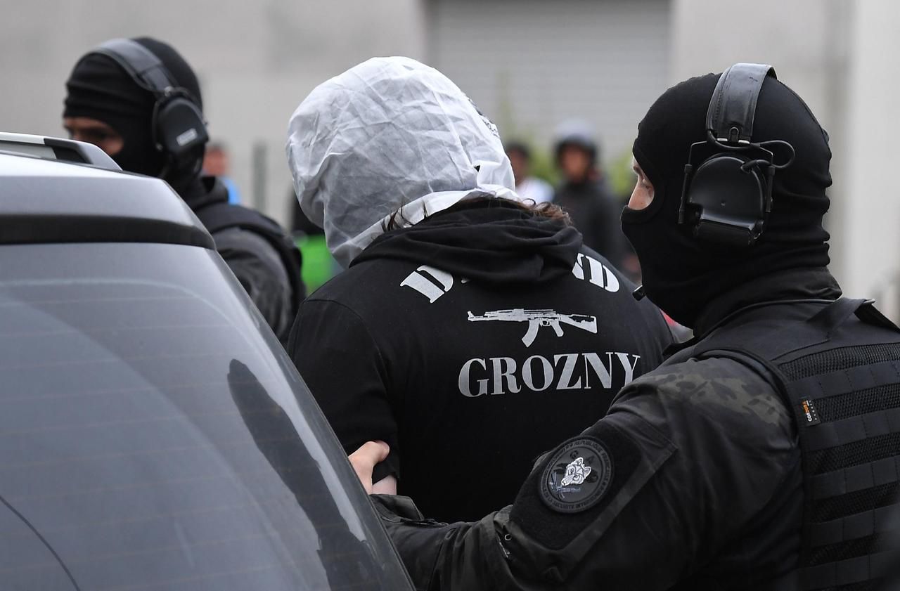 Interpellé par des policiers de la DGSI en mai 2018 à Strasbourg (Bas-Rhin), Abdoul-Hakim Anaiev portait un T-shirt floqué d’une Kalachnikov. AFP/Patrick Hertzog