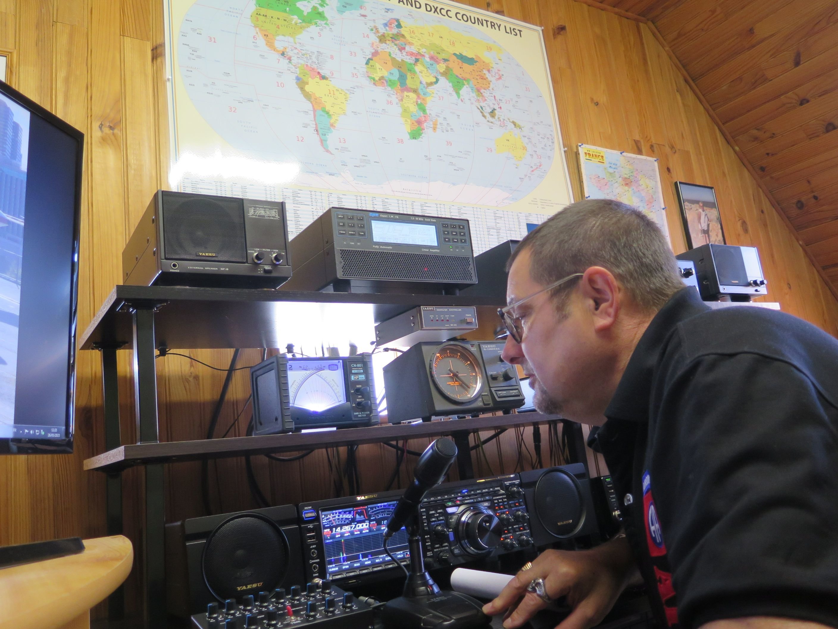 Bruyères-sur-Oise (Val-d'Oise), le 6 juin 2023. Patrick Dalstein est radioamateur. Depuis son foyer, il établit des contacts avec d'autres radioamateurs situés partout en France et dans le monde. LP/Marie Persidat