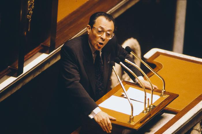 En 1988, le gouvernement du Premier ministre Michel Rocard n'obtient que 275 sièges à l'Assemblée et doit notamment composer tantôt avec les 26 députés communistes, tantôt avec les centristes. LP/Roussier